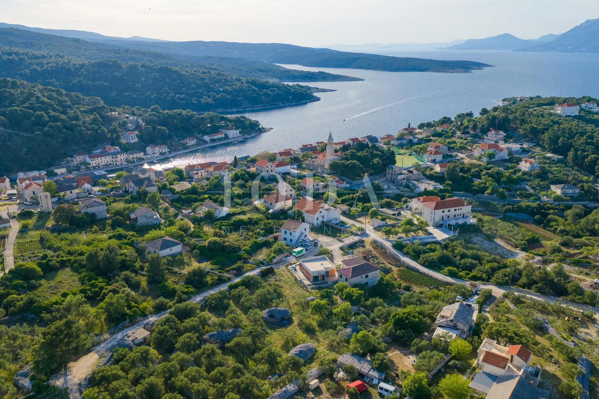 Povlja, Brač – Zemljište s dozvolom za 4 stana - Povlja, Selca