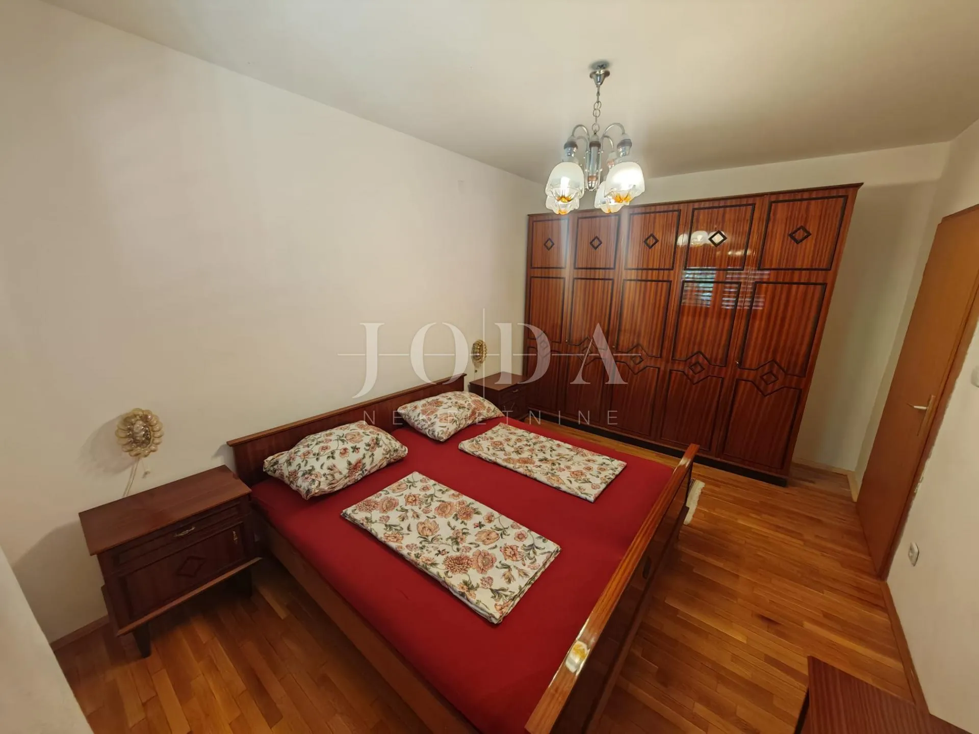 kuća 2. red od mora sa 4 apartmana - slika 27