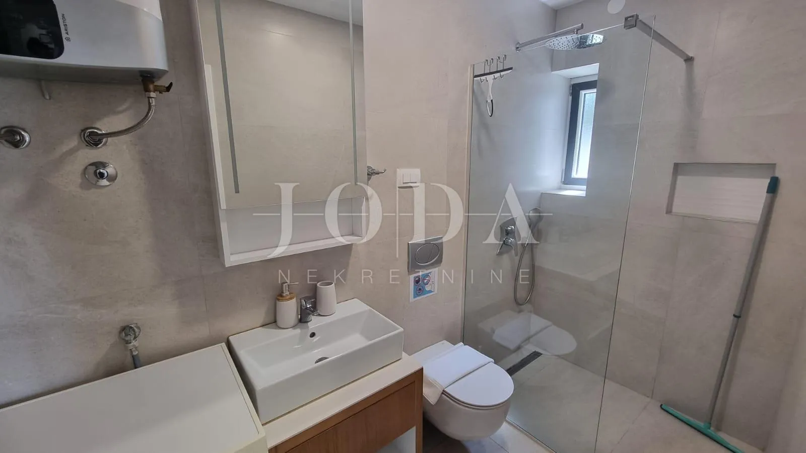 crikvenica, kuća sa osam apartmana - slika 27