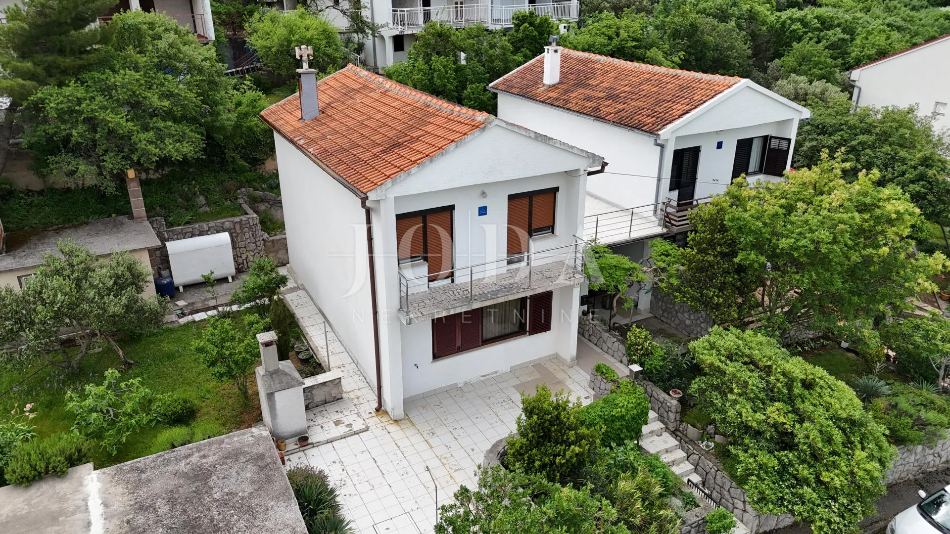 kuća s pogledom na more i dvjema garažama – klenovica - slika 4