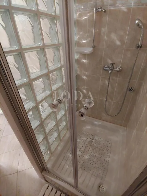 kuća sa 5 apartmana - slika 16