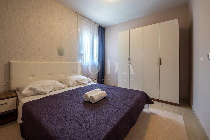 predivna vila u solinu sa dva bazena - slika 24