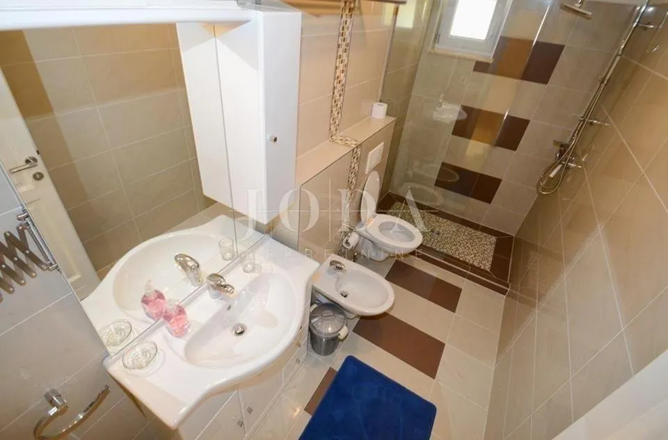 višnjan, okolica, kuća sa četiri stambene jedinice - slika 24