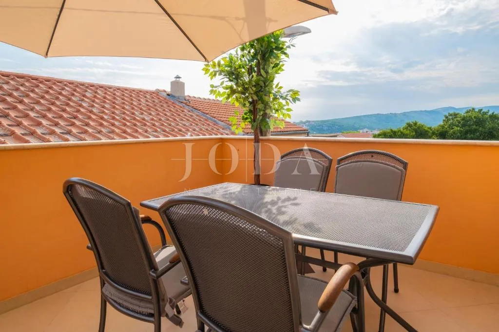 novi vinodolski, kuća sa tri stambene jedinice - slika 2