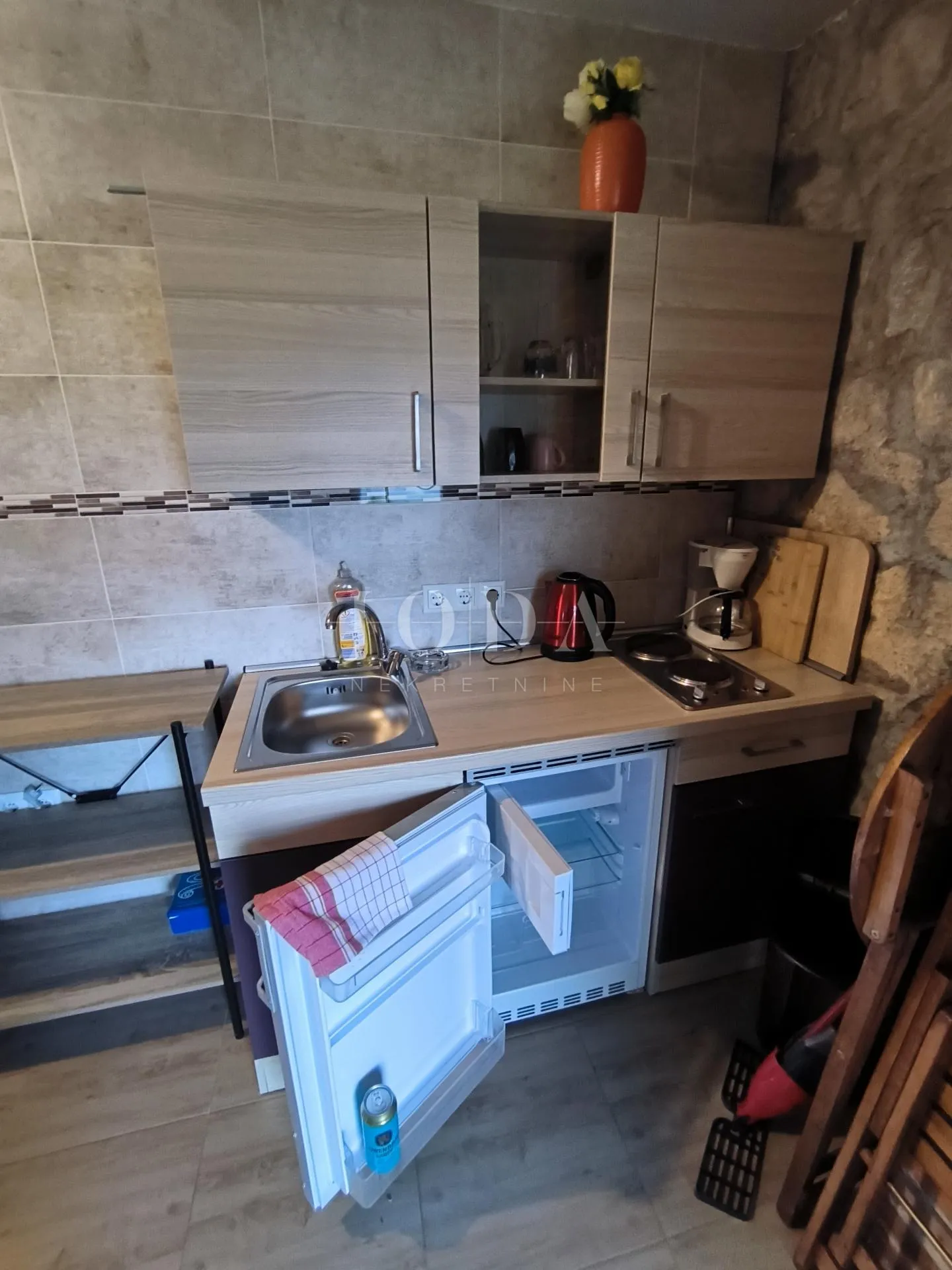 kuća sa dva adaptirana apartmana i starina za adaptaciju - slika 14