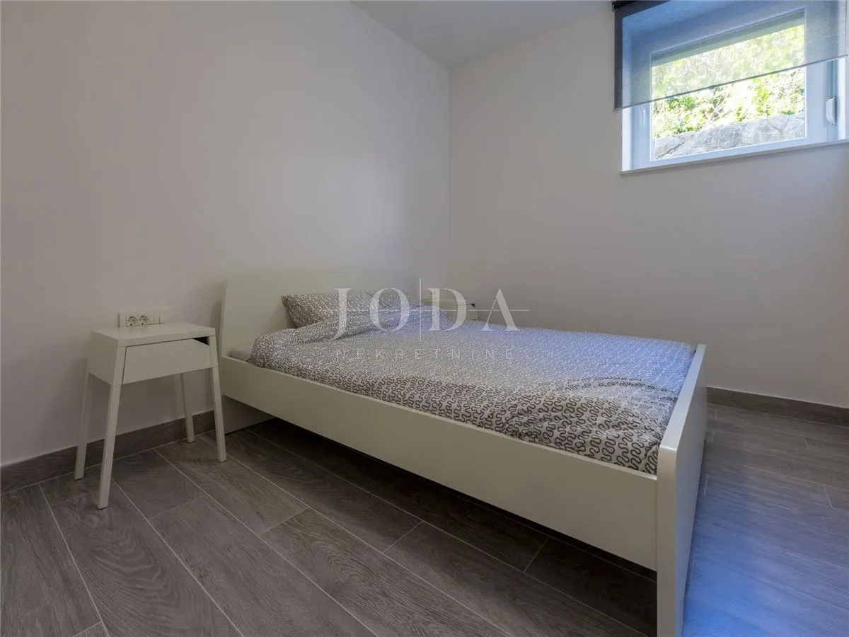 dramalj, novouređena kuća s pet apartmana i bazenom - slika 10