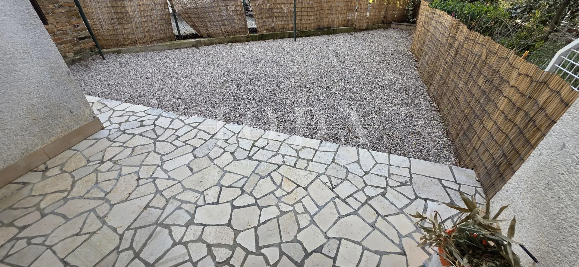renoviran trosoban stan s dvorištem i pogledom na more – crikvenica, 52 m² - slika 2