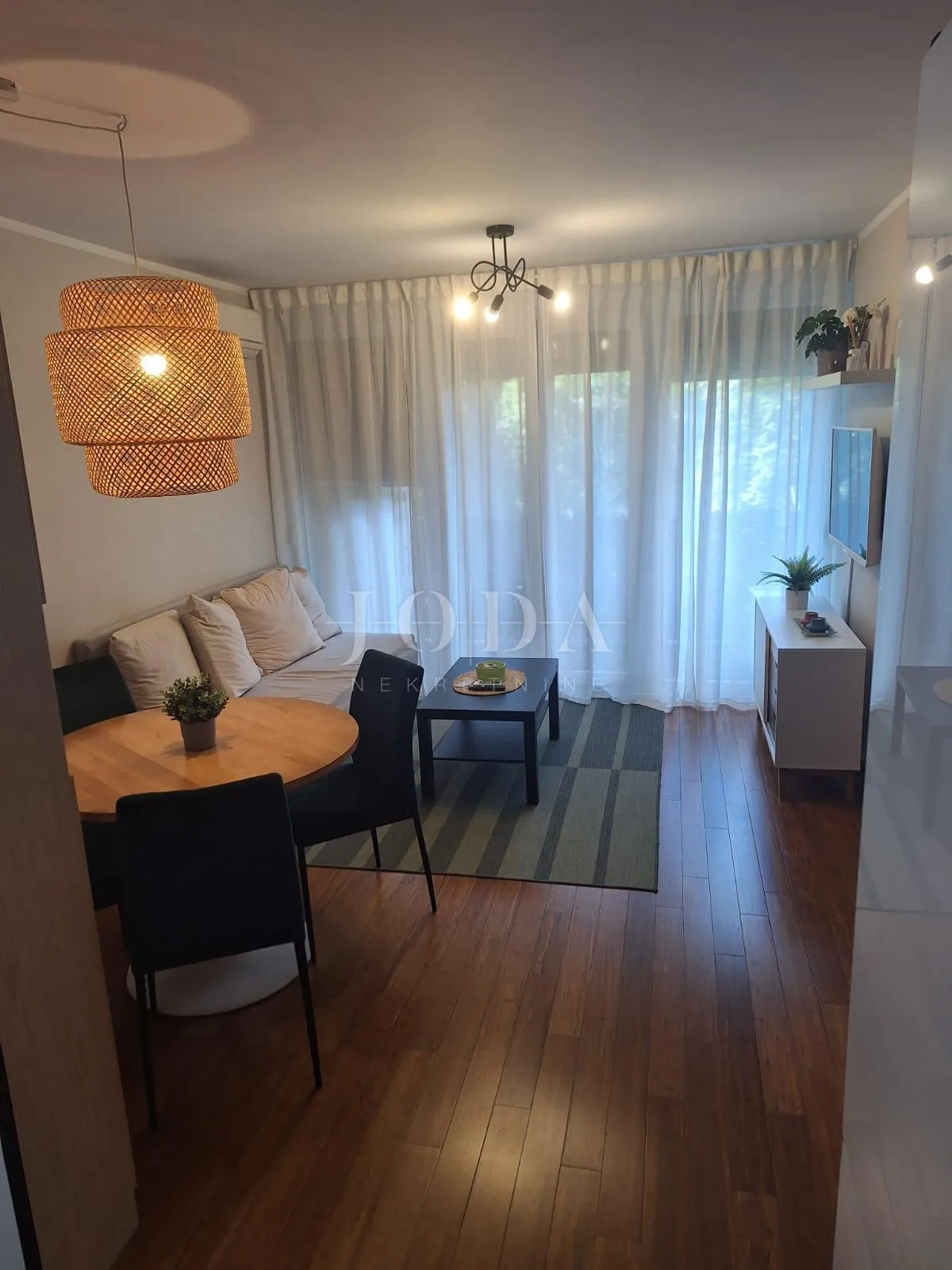 rijeka - uređen i namješten 2-sobni stan s loggiom – mirna ulica, blizina kampusa - slika 3