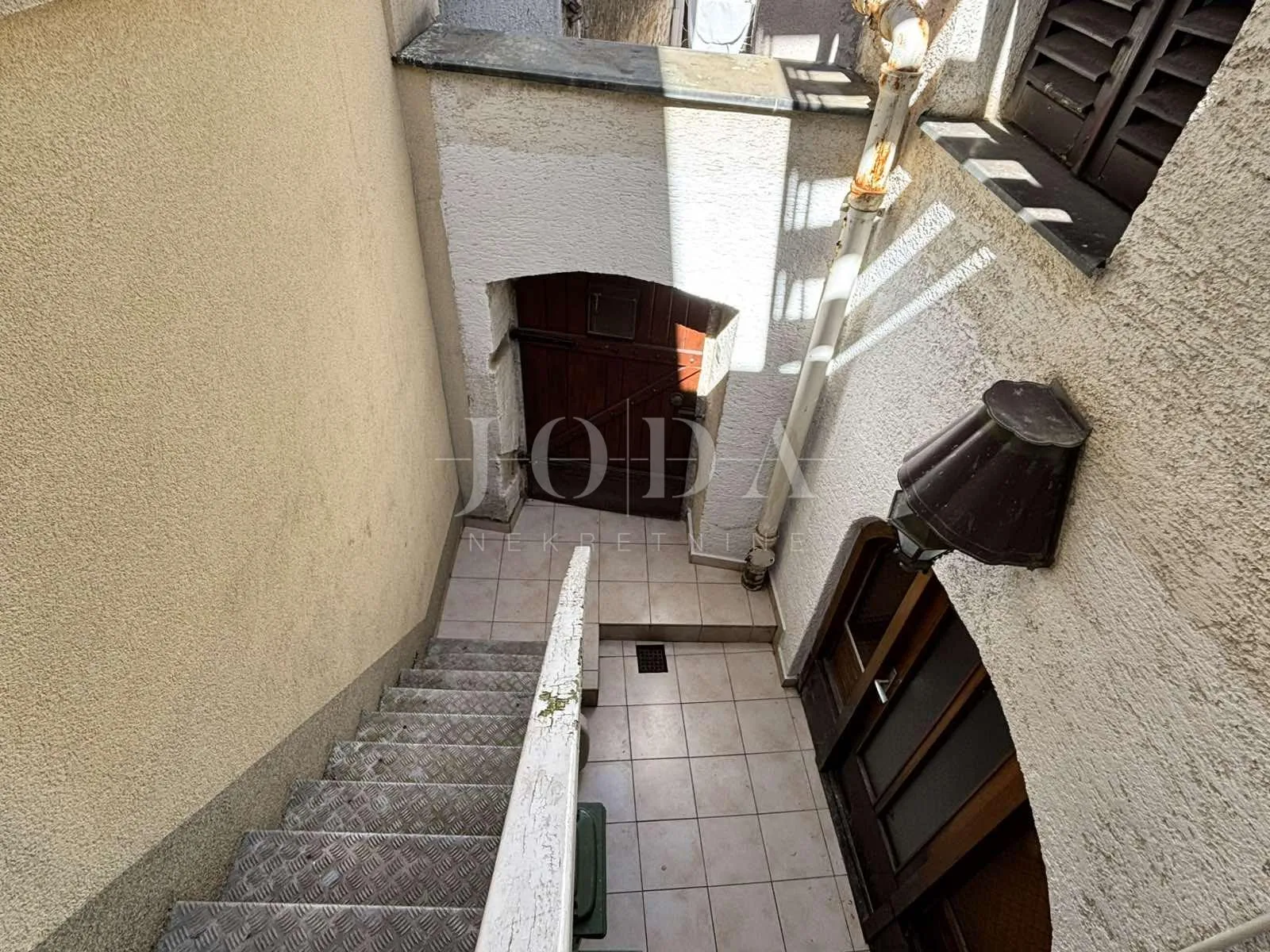 dvoetažni stan u selcu, 100m od centra - slika 8