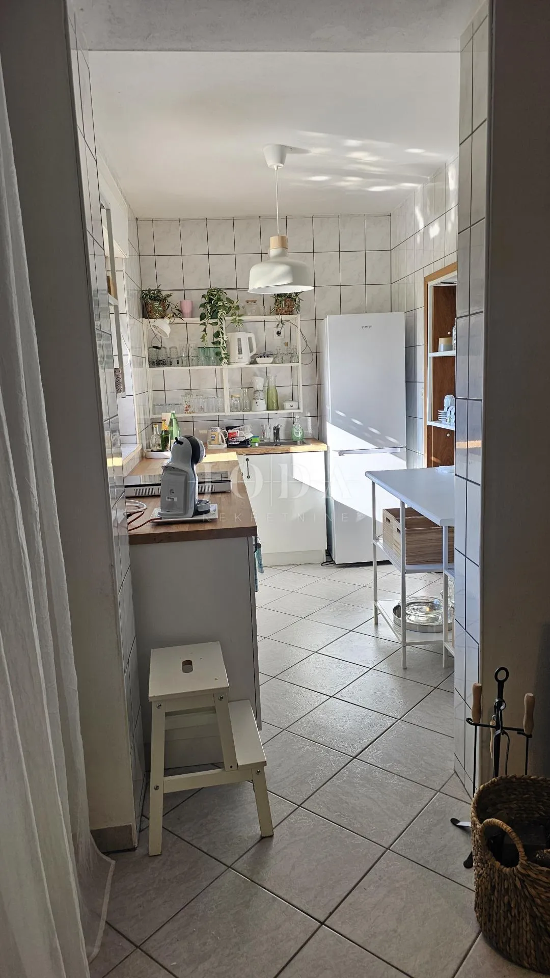 lijepa opremljena kuća sa 4 građ.parcele 4.200m2,loborika - slika 8