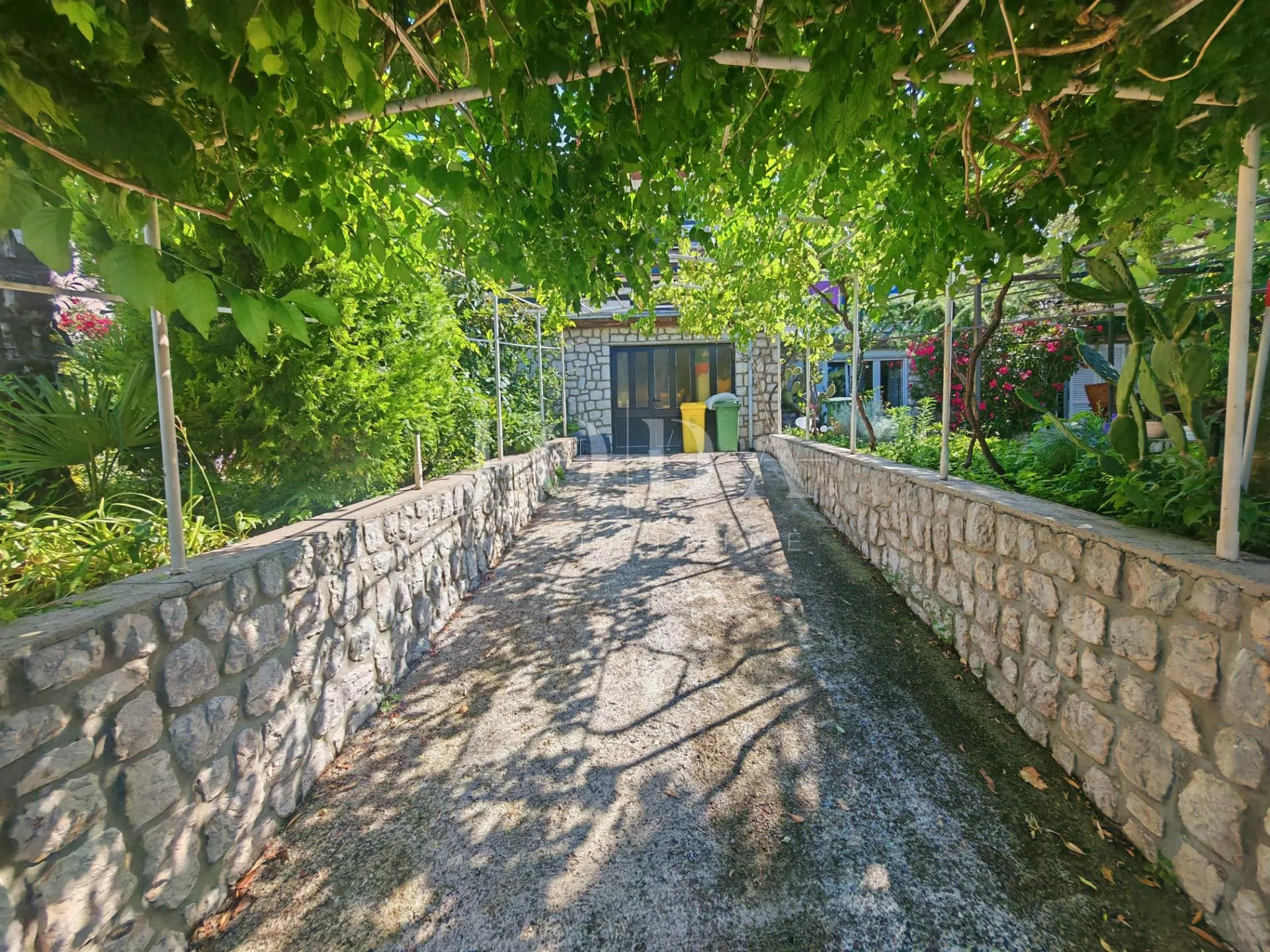 kuća 2. red od mora sa 4 apartmana - slika 6