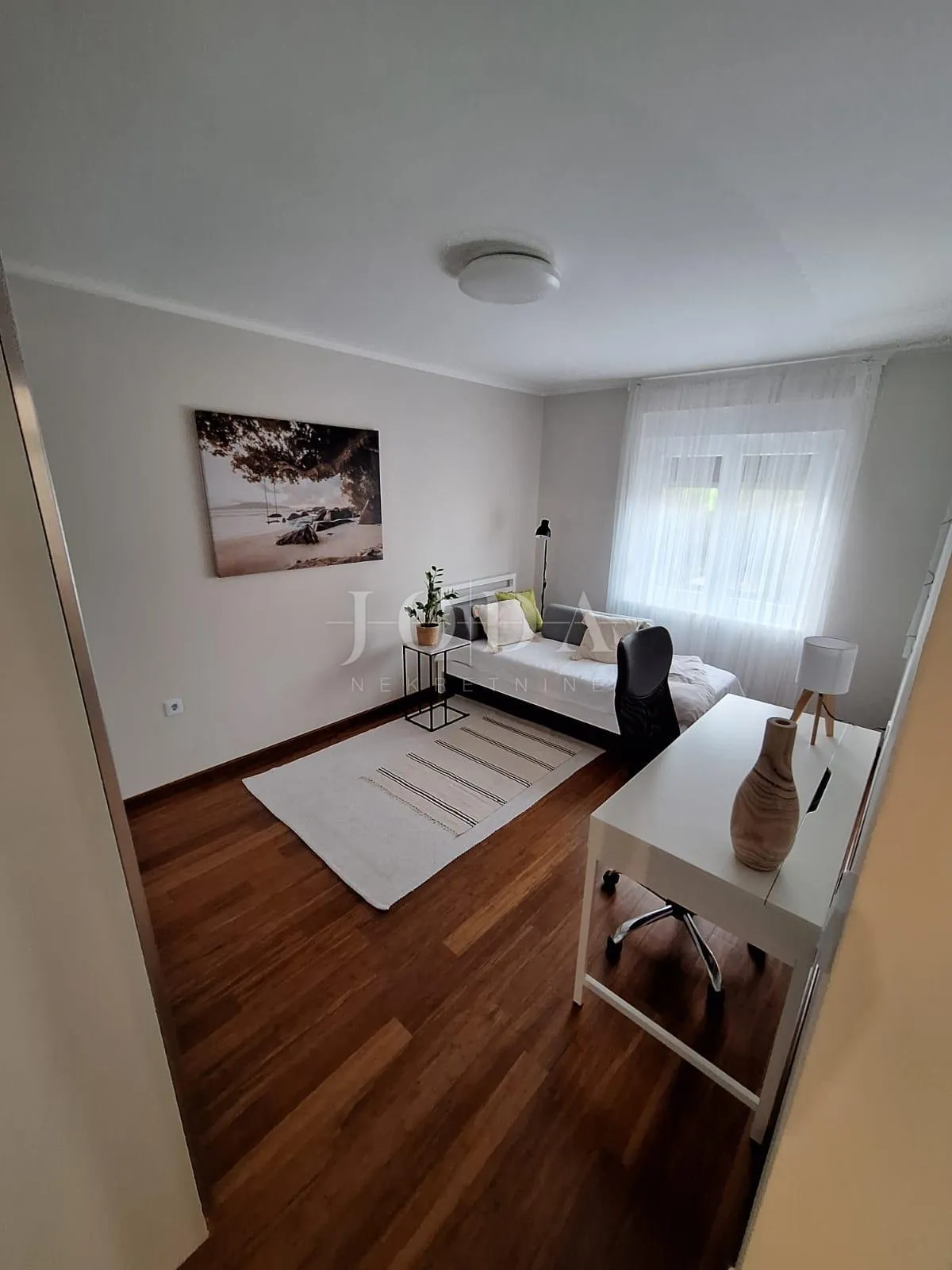 rijeka - uređen i namješten 2-sobni stan s loggiom – mirna ulica, blizina kampusa - slika 7