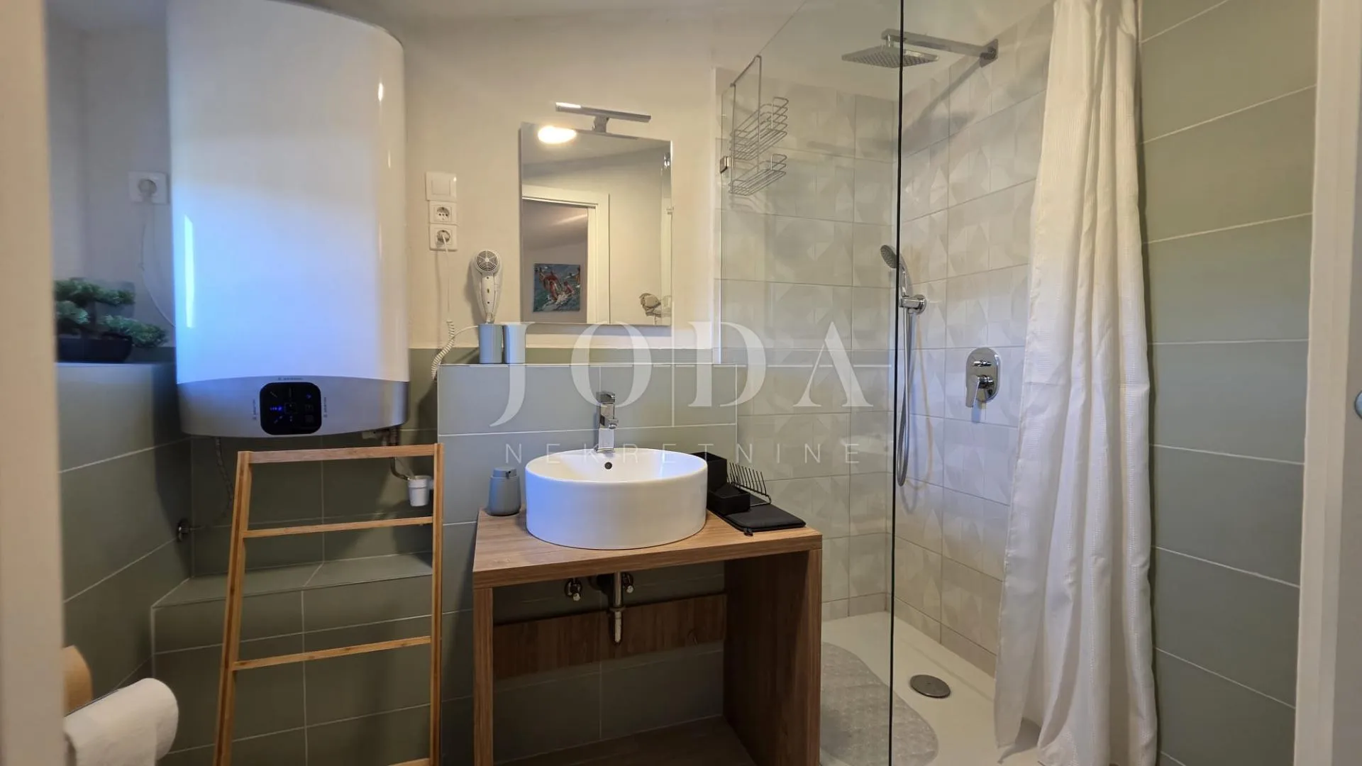 cesarica kuća sa 6 apartmana 1.red do mora - slika 21