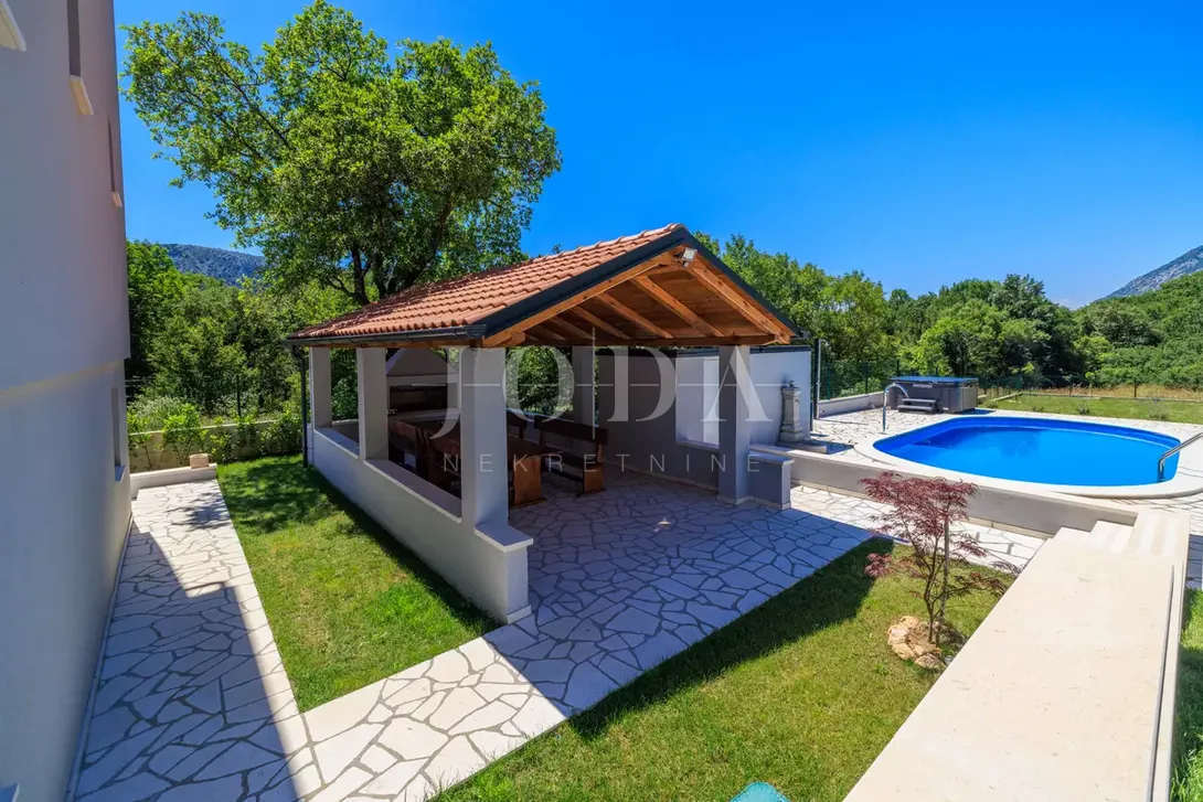 tribalj kuća 600m2 sa bazenom - slika 8