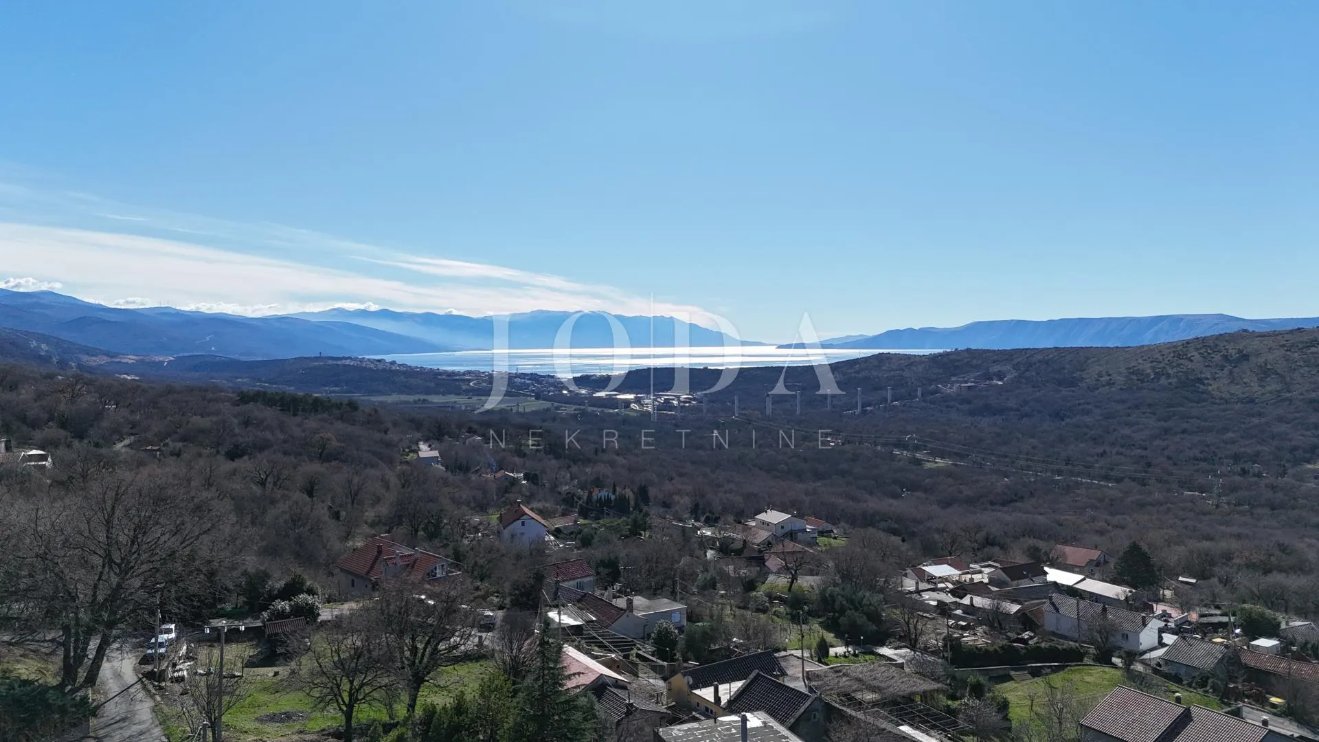 građevinsko zemljište 1.250 m² s dozvolom i temeljima – bribir, pogled more - slika 2