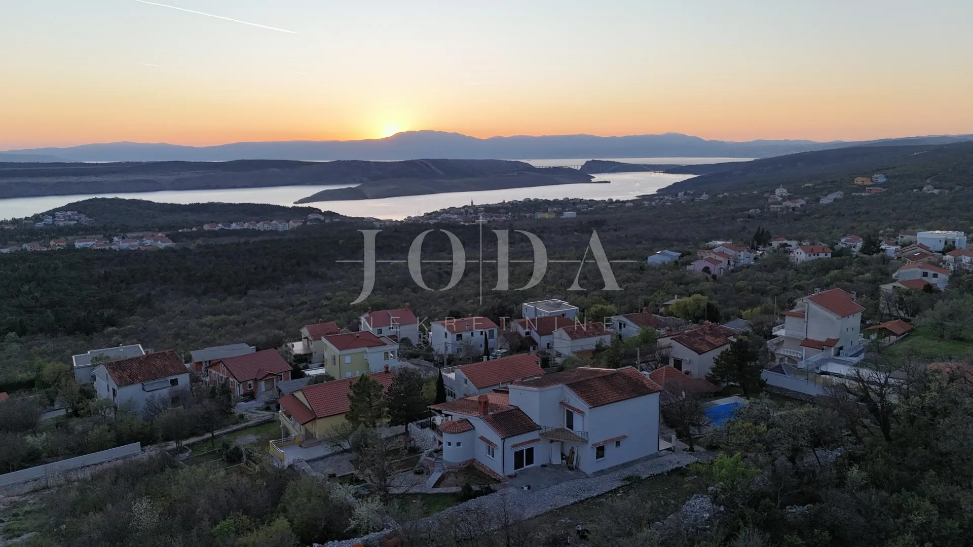 ekskluzivna kuća u jadranovu s bazenom, pogledom na more i velikom parcelom - slika 15