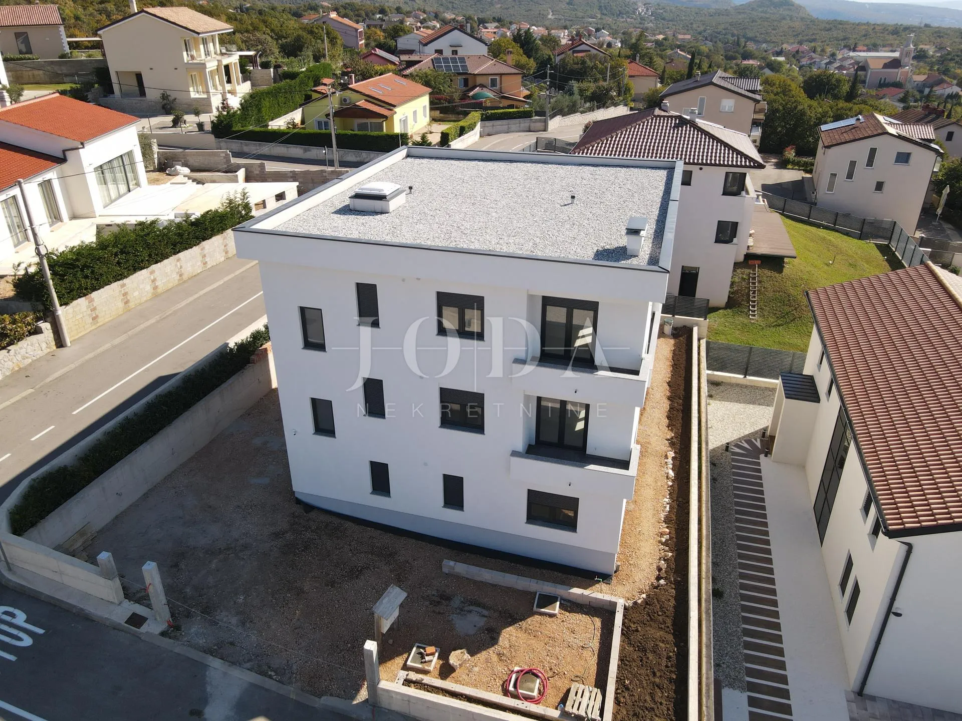kuća sa tri stana i bazenom - slika 2