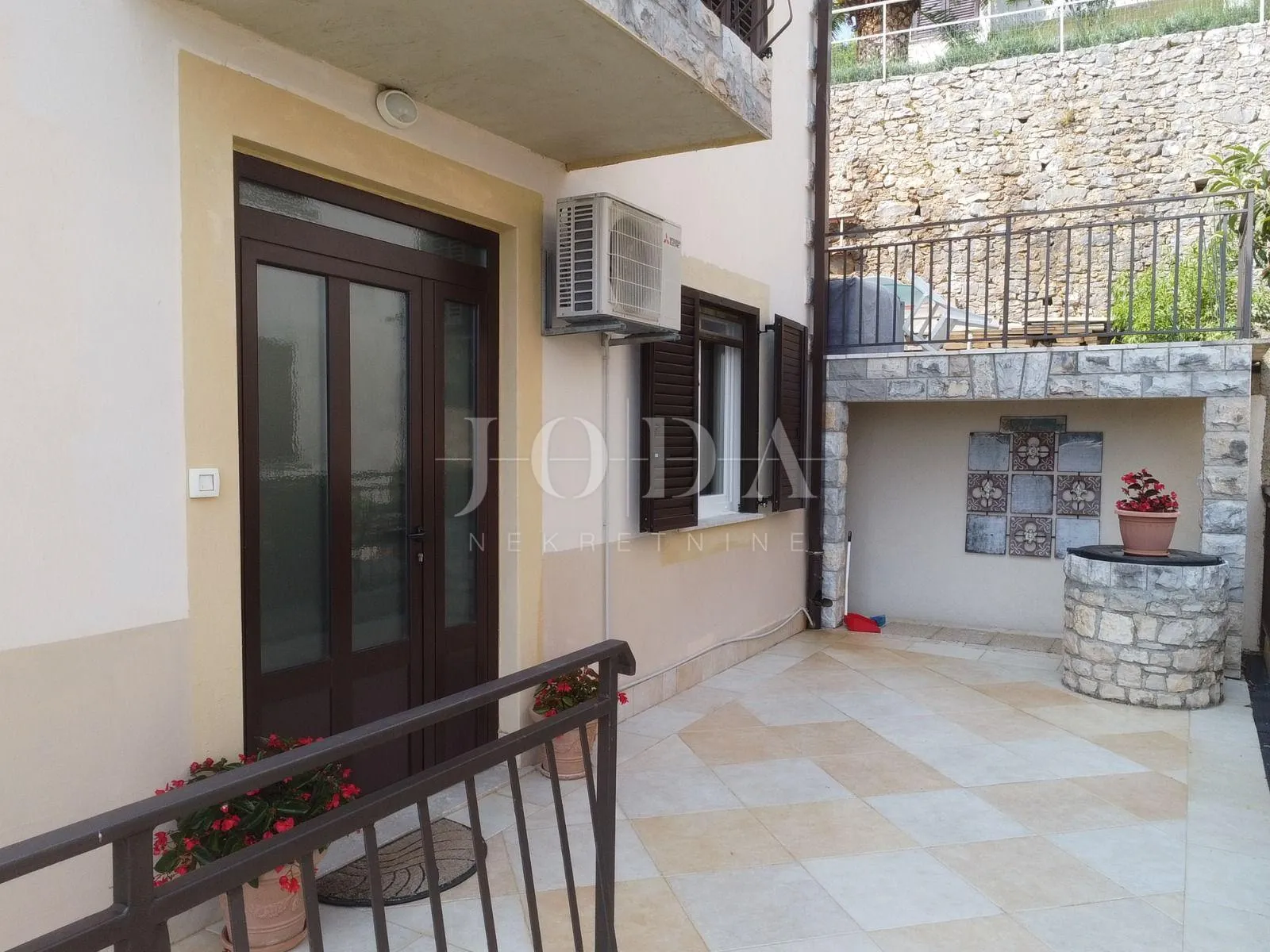 rabac, kuća sa četiri stambene jedinice, te predivnim pogledom na more - slika 55