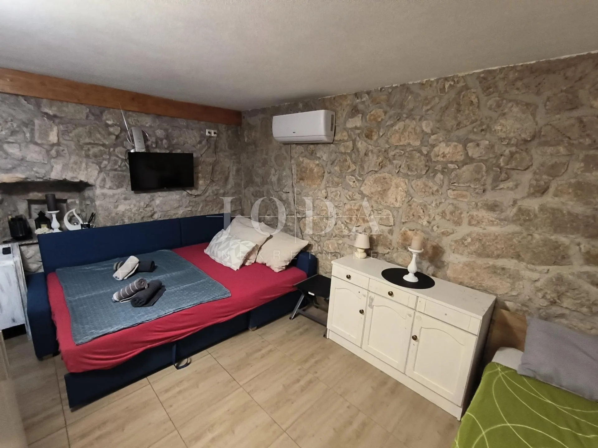 kuća sa dva adaptirana apartmana i starina za adaptaciju - slika 30
