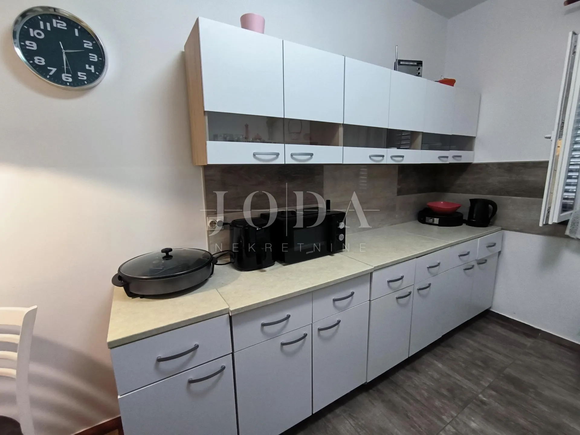 apartman blizu mora sa 2 balkona i otvorenim pogledom - slika 15