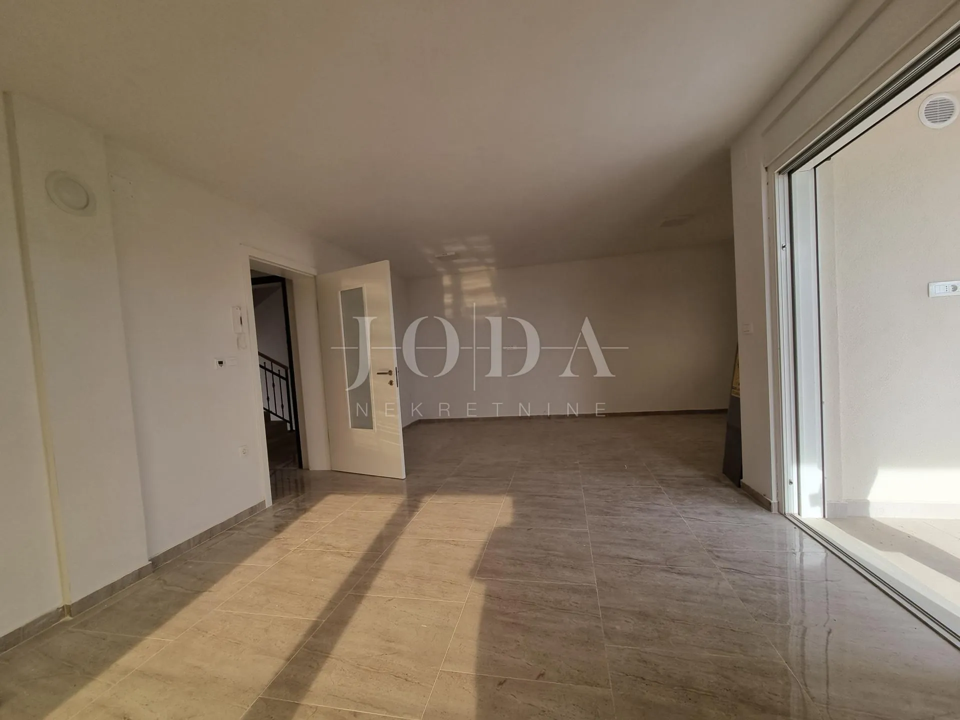stan u novogradnji sa 2 balkona pogled more otok krk - slika 10