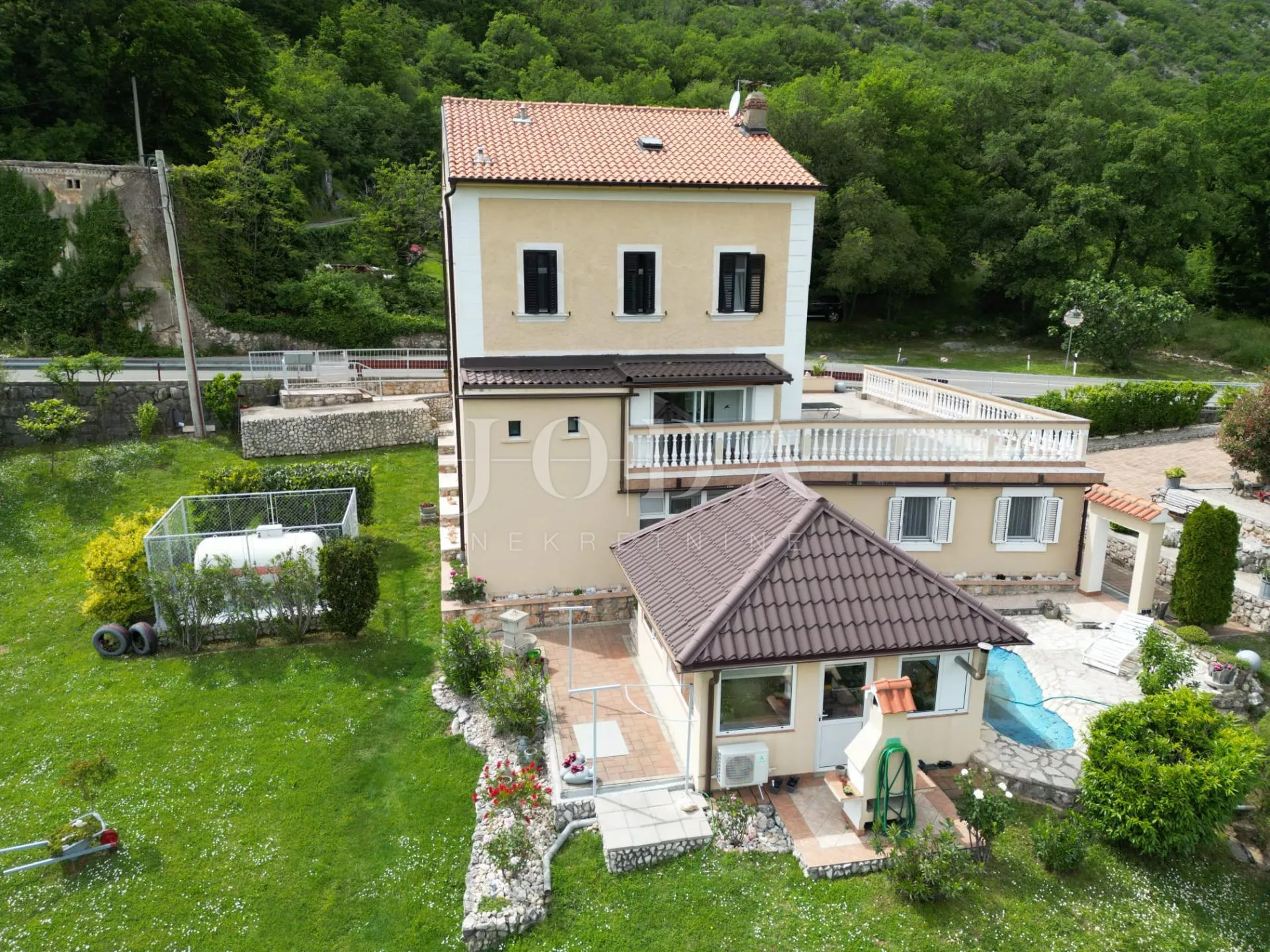 kuća sa 3000m2 zemljišta - slika 2