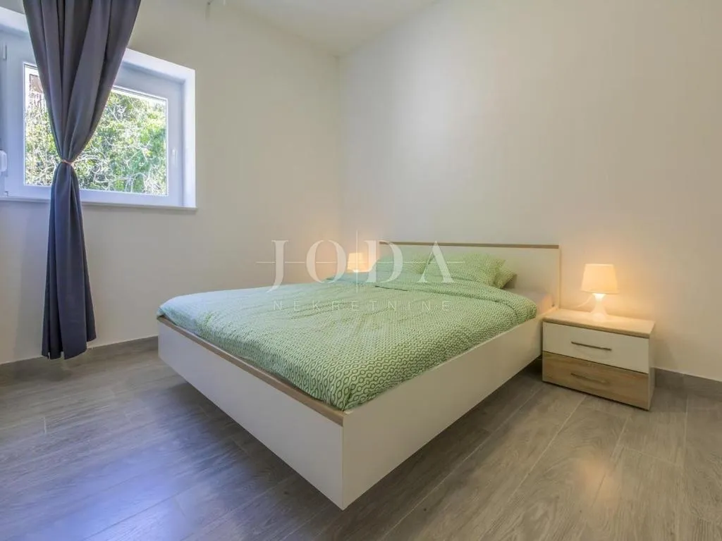 dramalj, novouređena kuća s pet apartmana i bazenom - slika 18