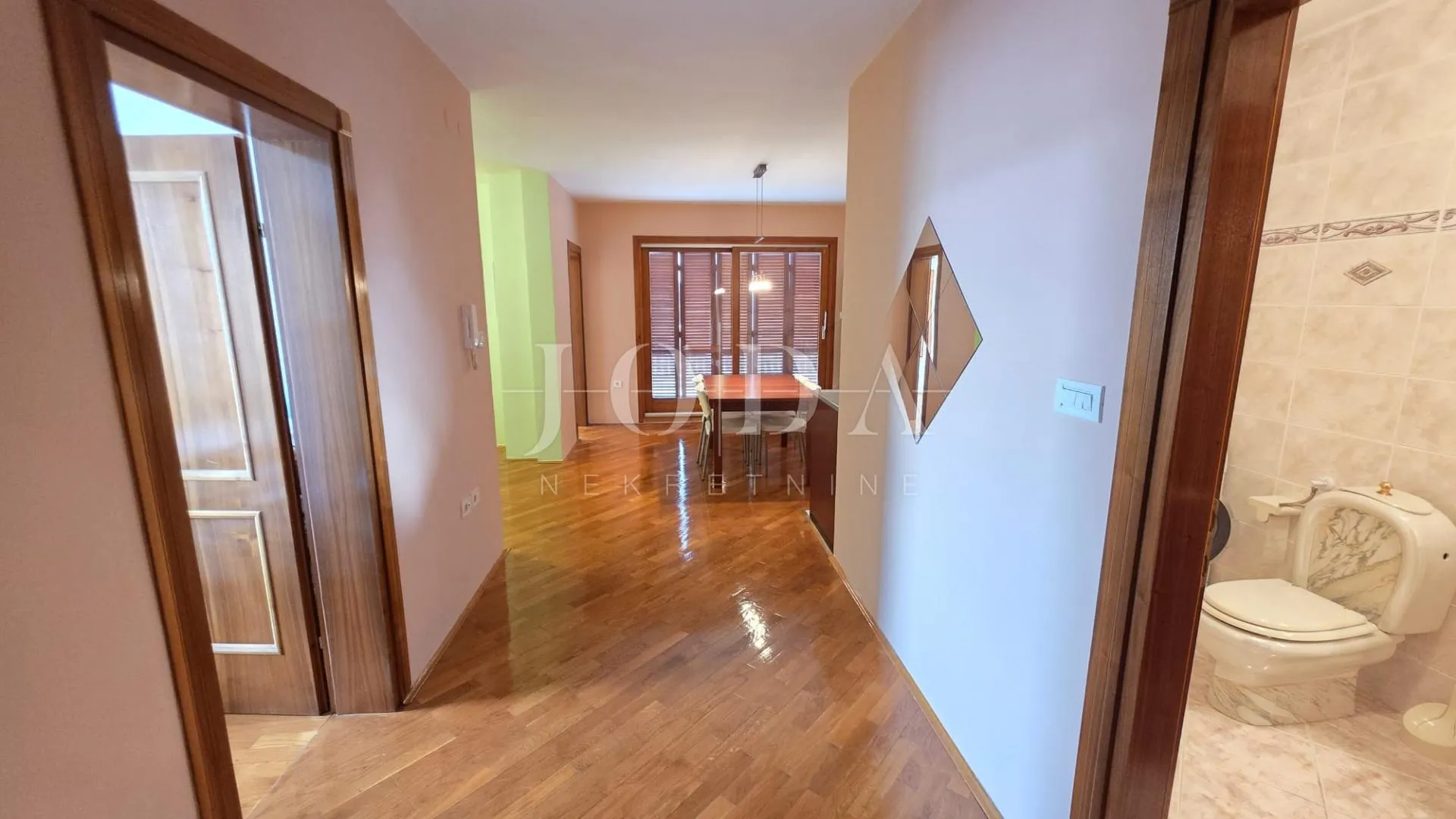 jadranovo dvosobni stan 150m od mora - slika 11