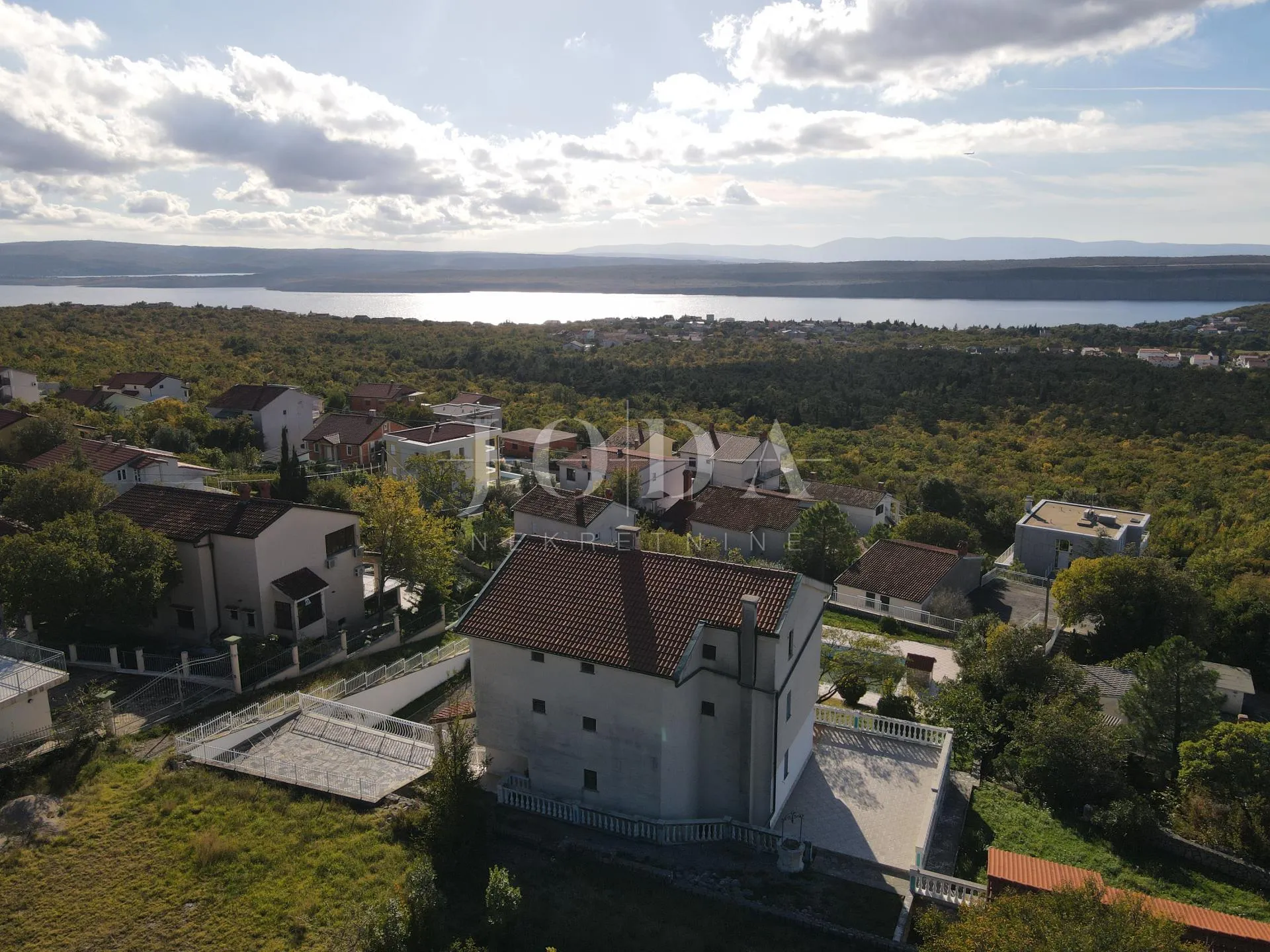 kuća s bazenom i dvije garaže - slika 6