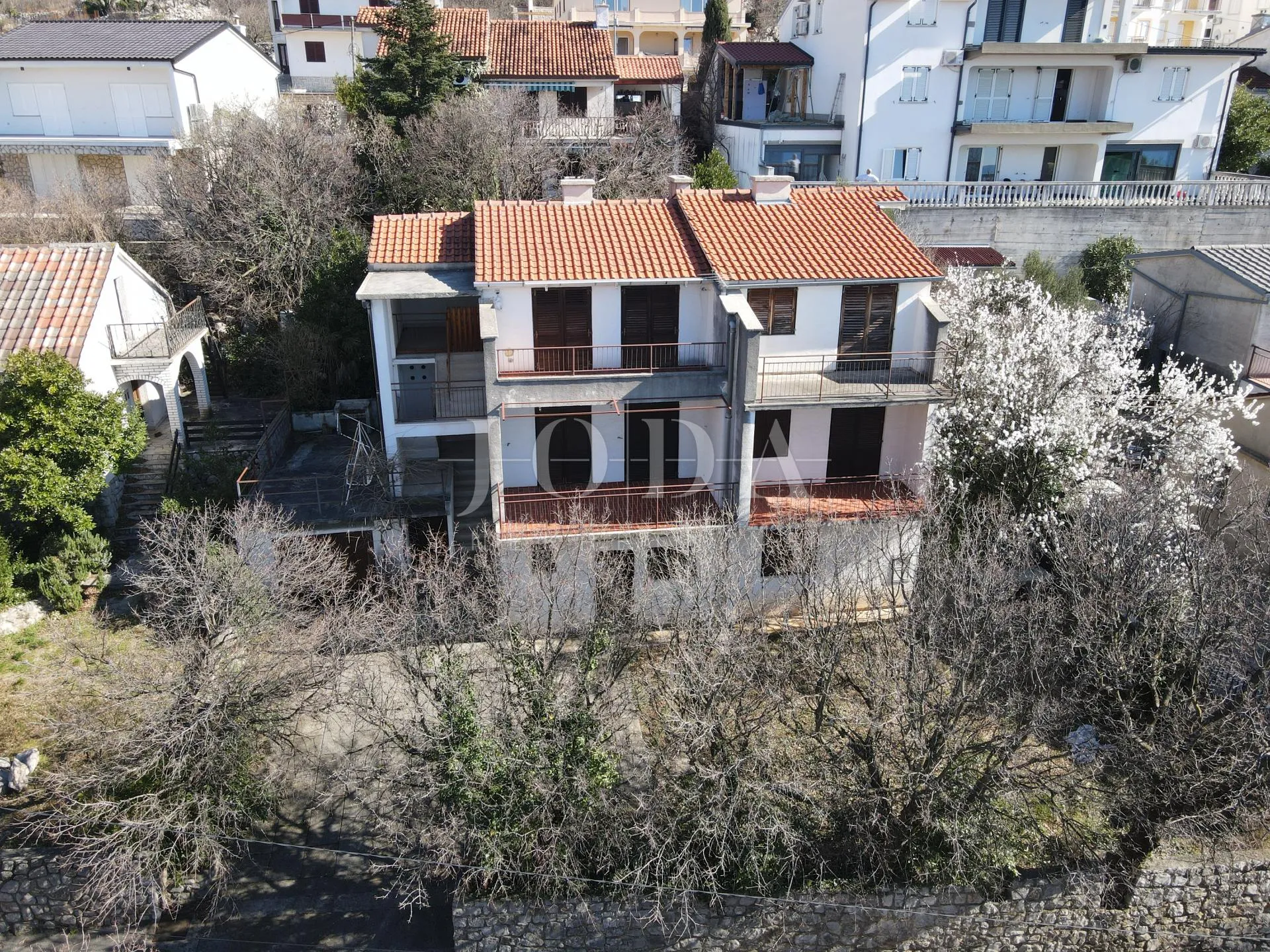 kuća sa 100m od mora sa 6 stambenih jedinica - slika 3