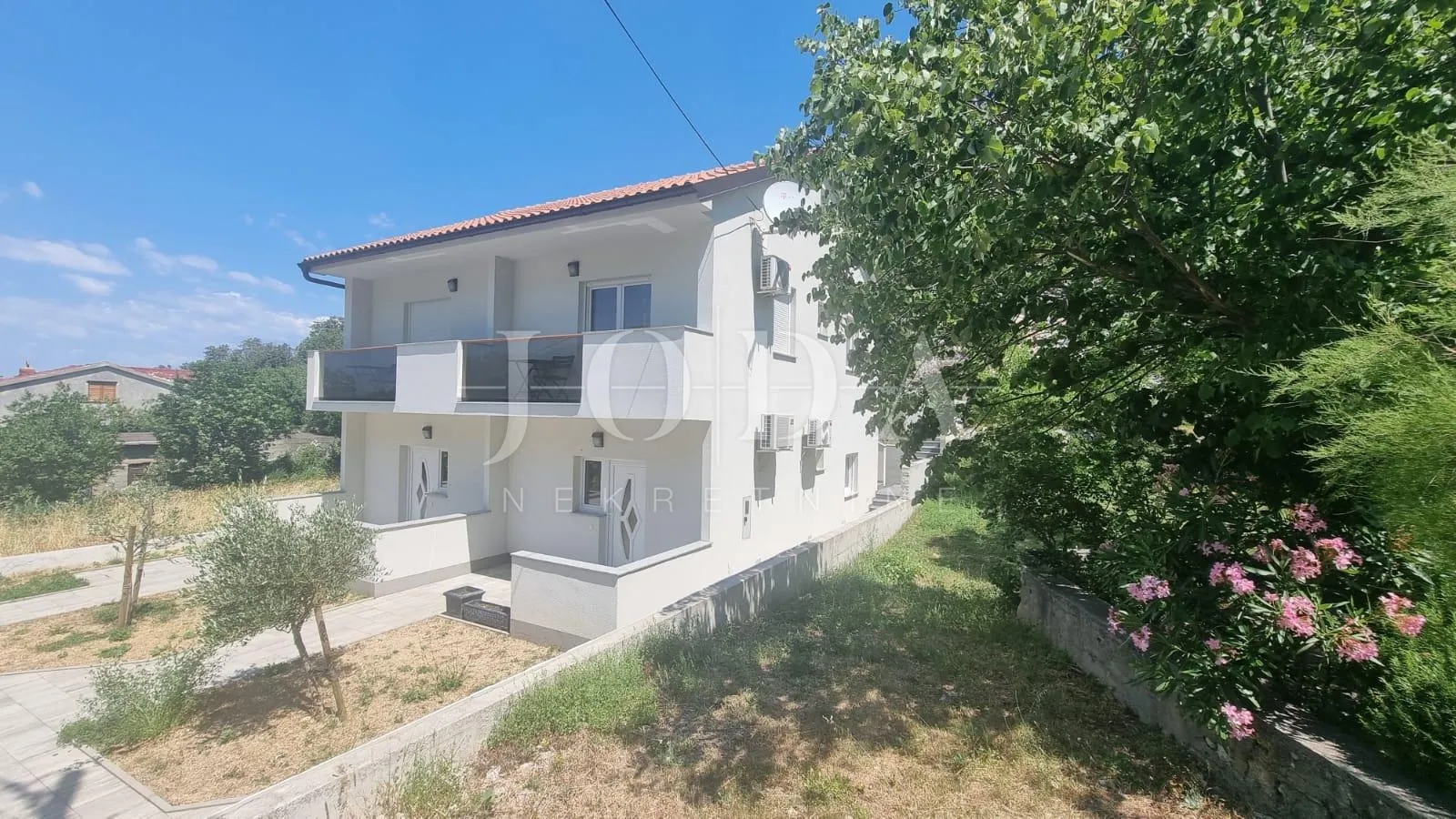 lukovo kuća sa 4 apartmana - slika 3