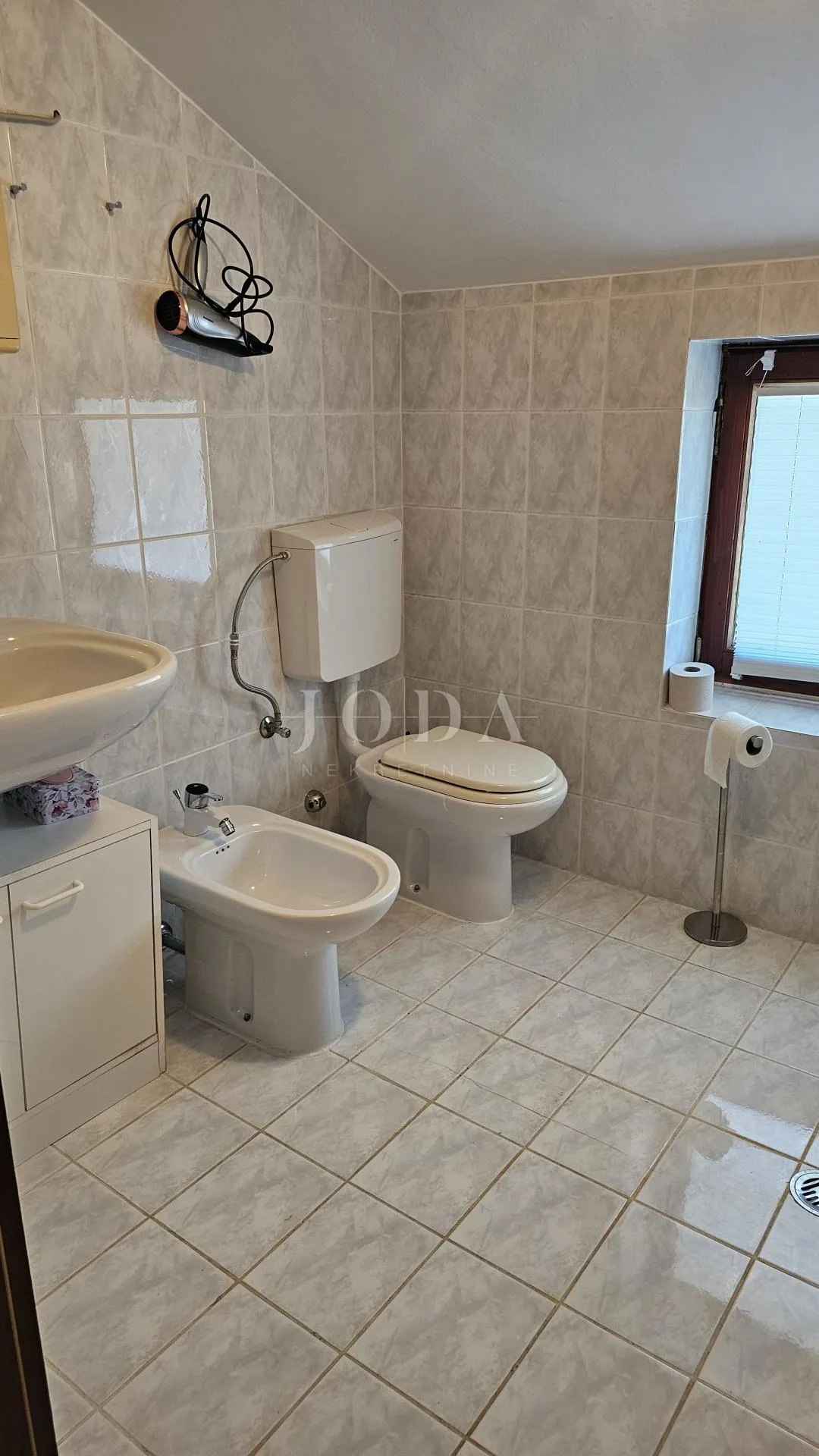 lijepa opremljena kuća sa 4 građ.parcele 4.200m2,loborika - slika 17