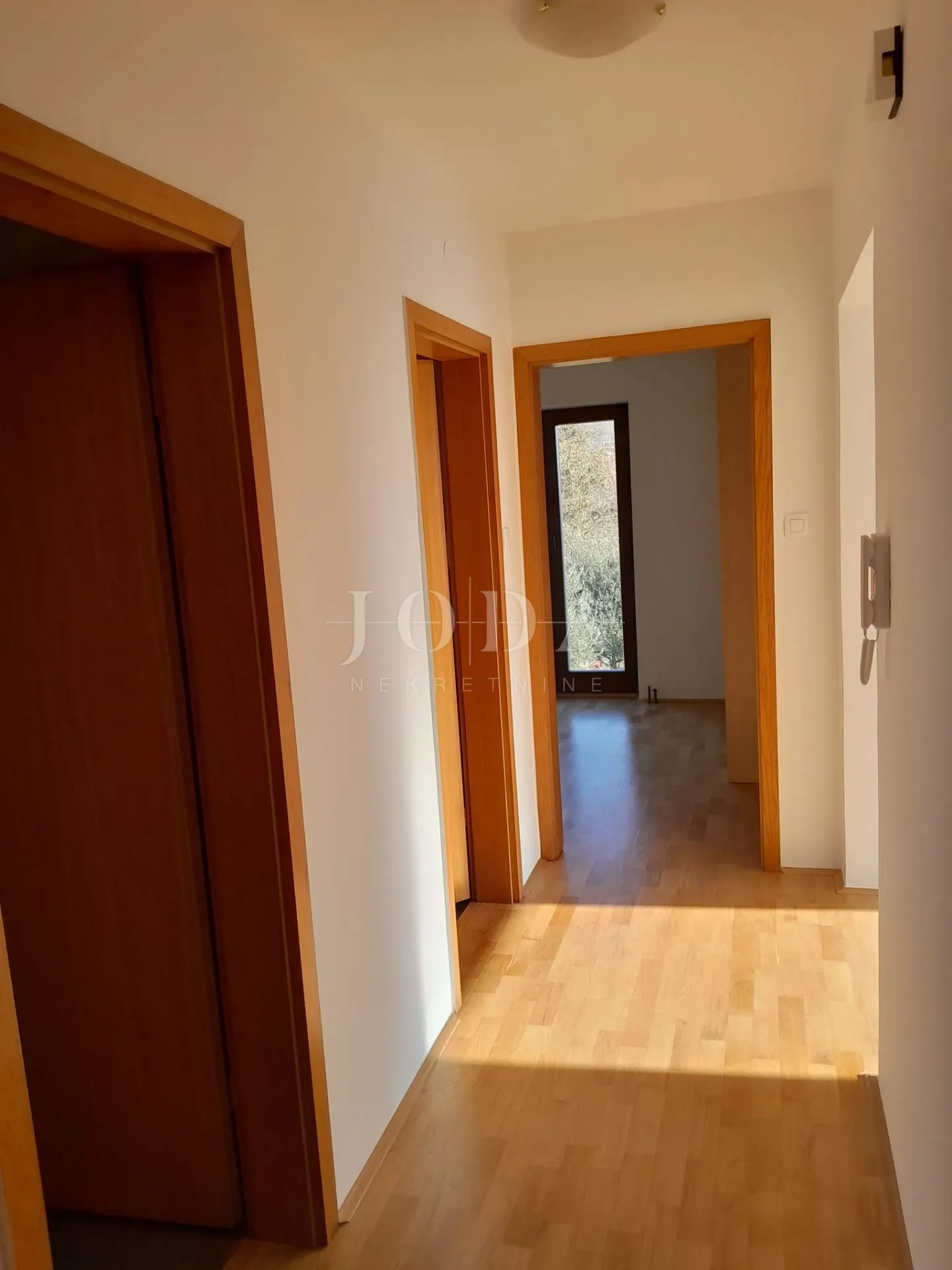 kuća sa aprtmanima i bazenom - slika 25