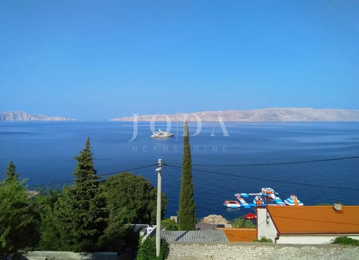 Senj, stan na prvom katu, 75 m od mora