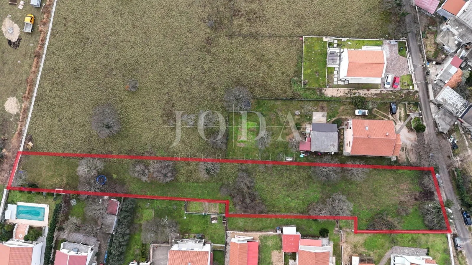 tribalj – građevinsko zemljište u centru, ravan teren, infrastruktura na parceli - slika 3