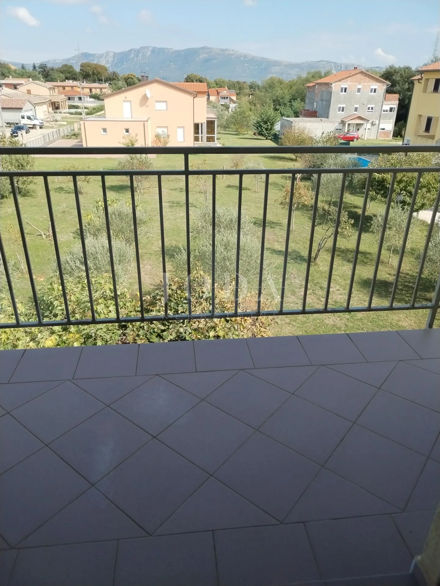 labin, okolica, kuća s dva stana i poslovnim prostorom - slika 29