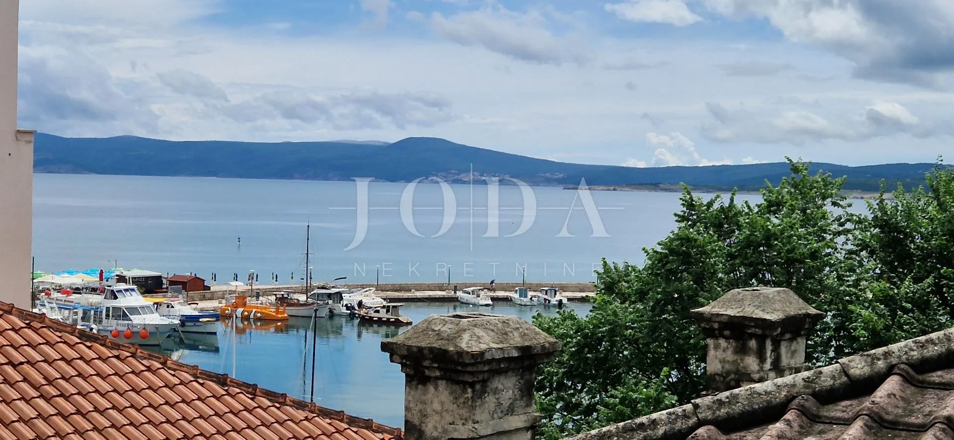 Crikvenica, kuća u centru sa uhodanim turističkim poslovanjem