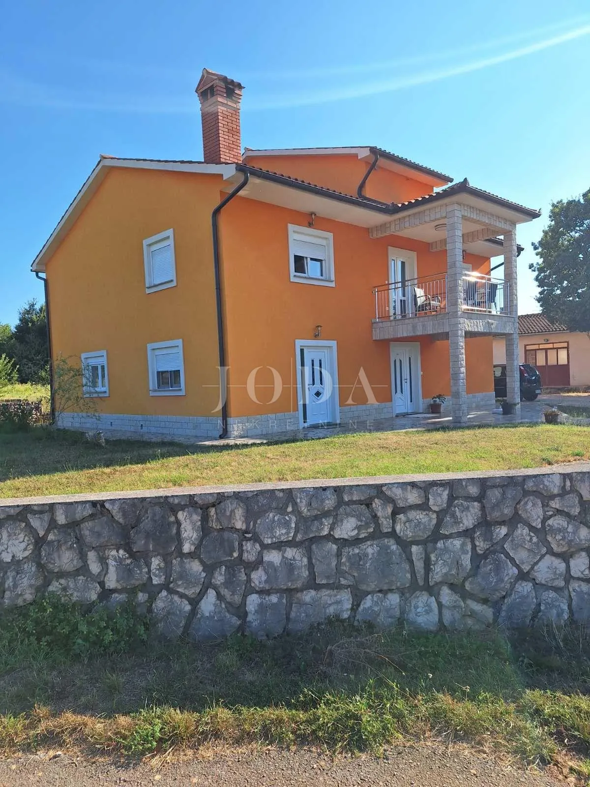 Labin, okolica, obiteljska kuća sa dvije stambene jedinice