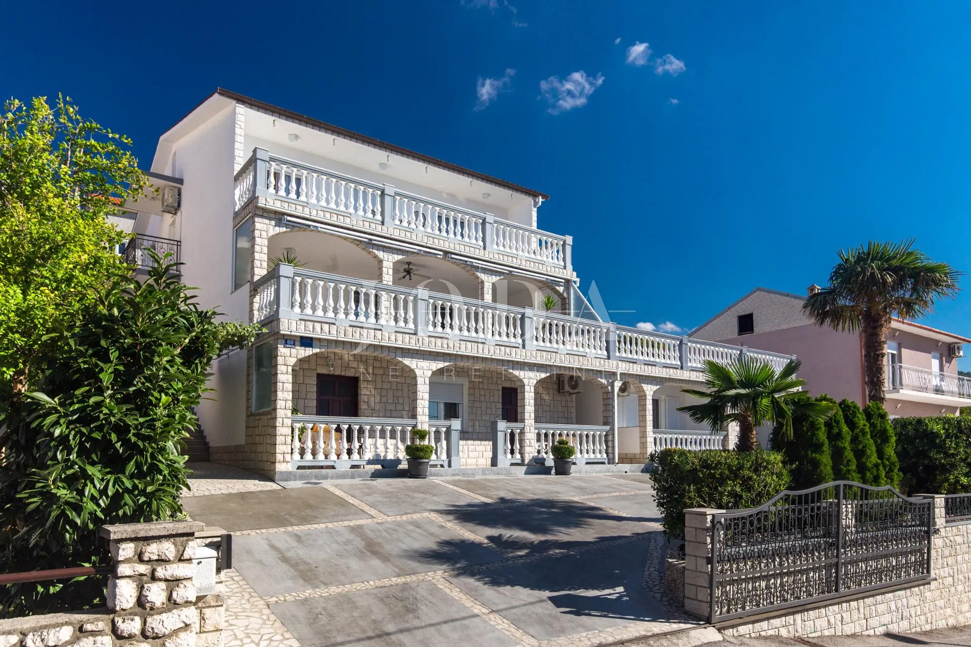 kuća sa 6 apartmana i bazenom - slika 2