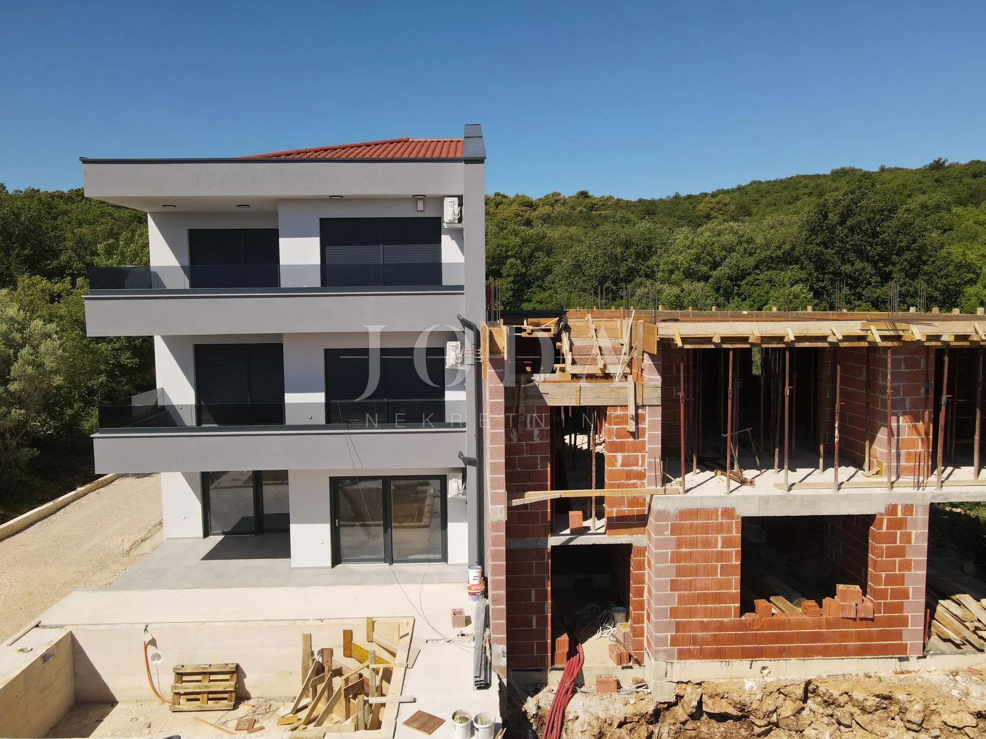 otok krk vrbnik stan sa bazenom u novogradnji - slika 2