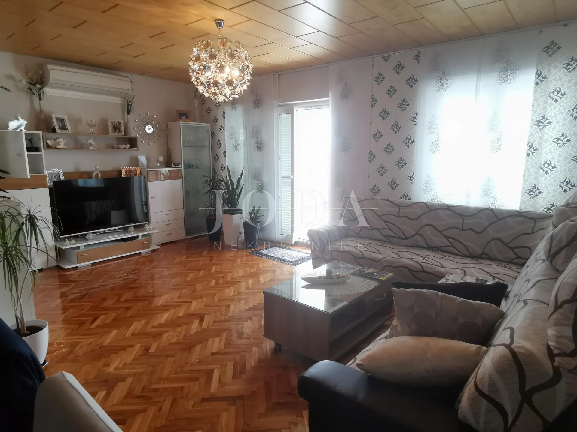 kuća sa 6 apartmana i bazenom - slika 58