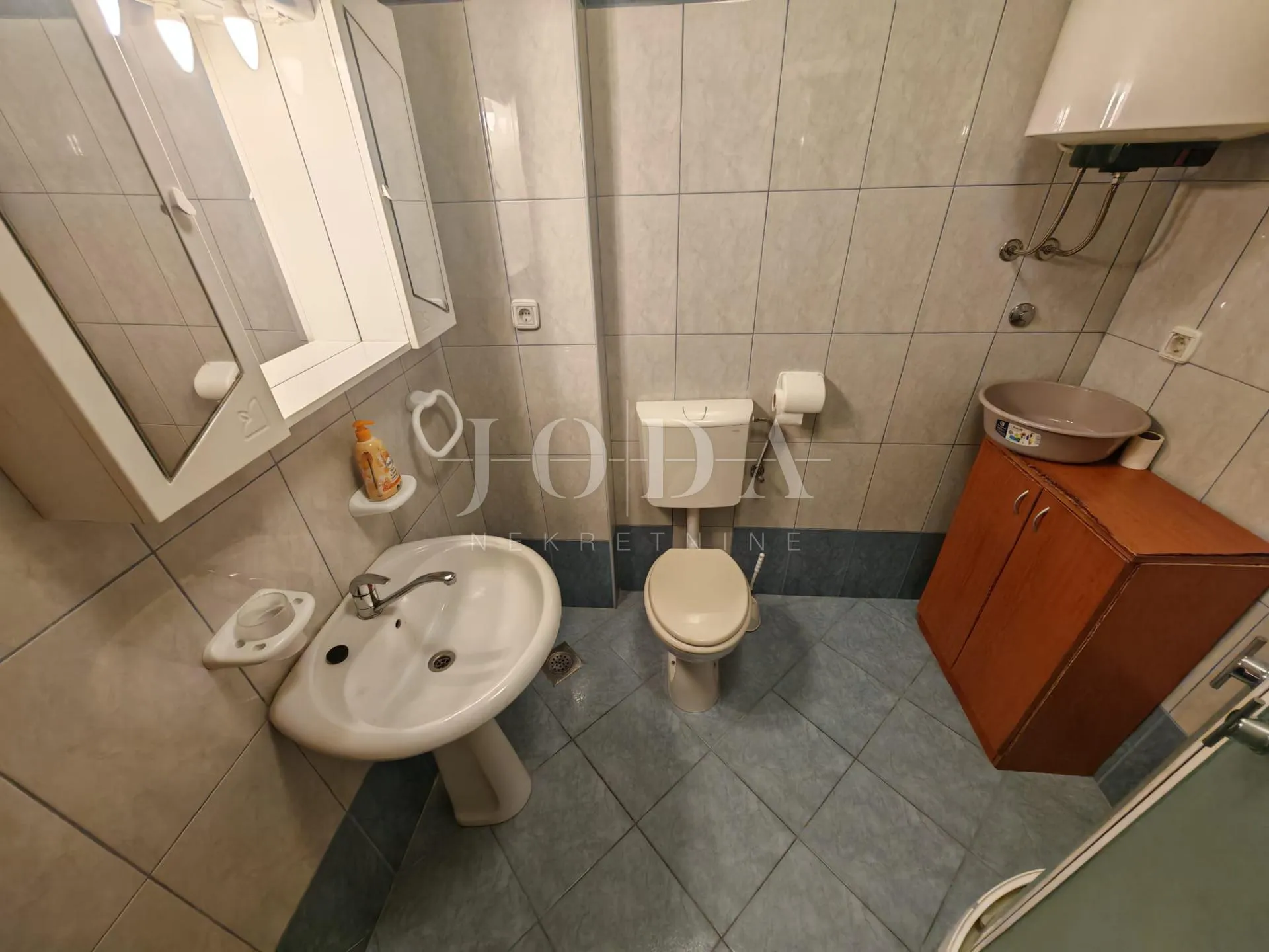 kuća 2. red od mora sa 4 apartmana - slika 33