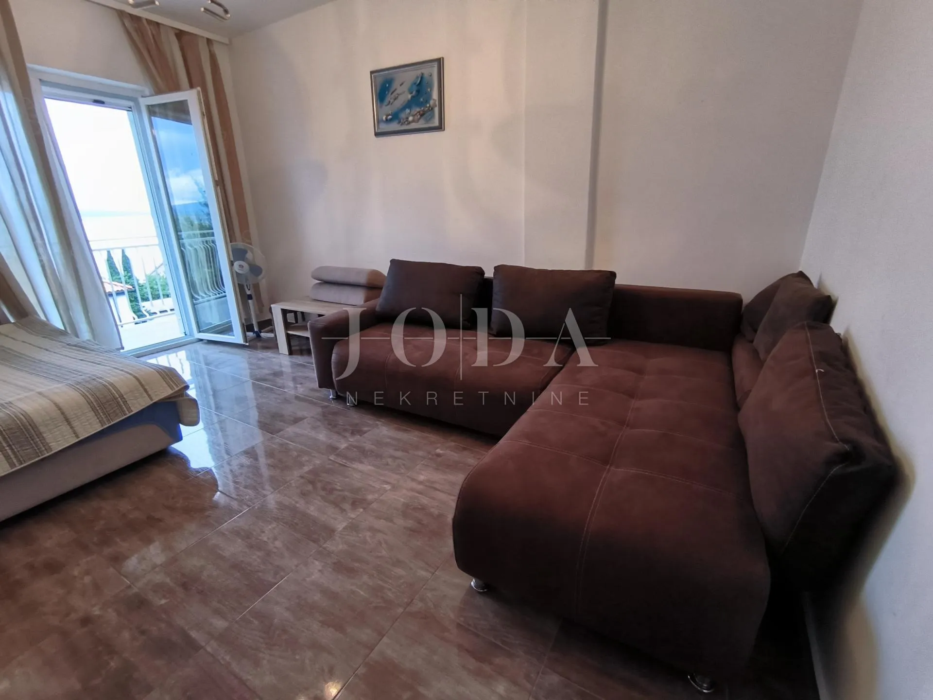 apartman blizu mora sa 2 balkona i otvorenim pogledom - slika 9