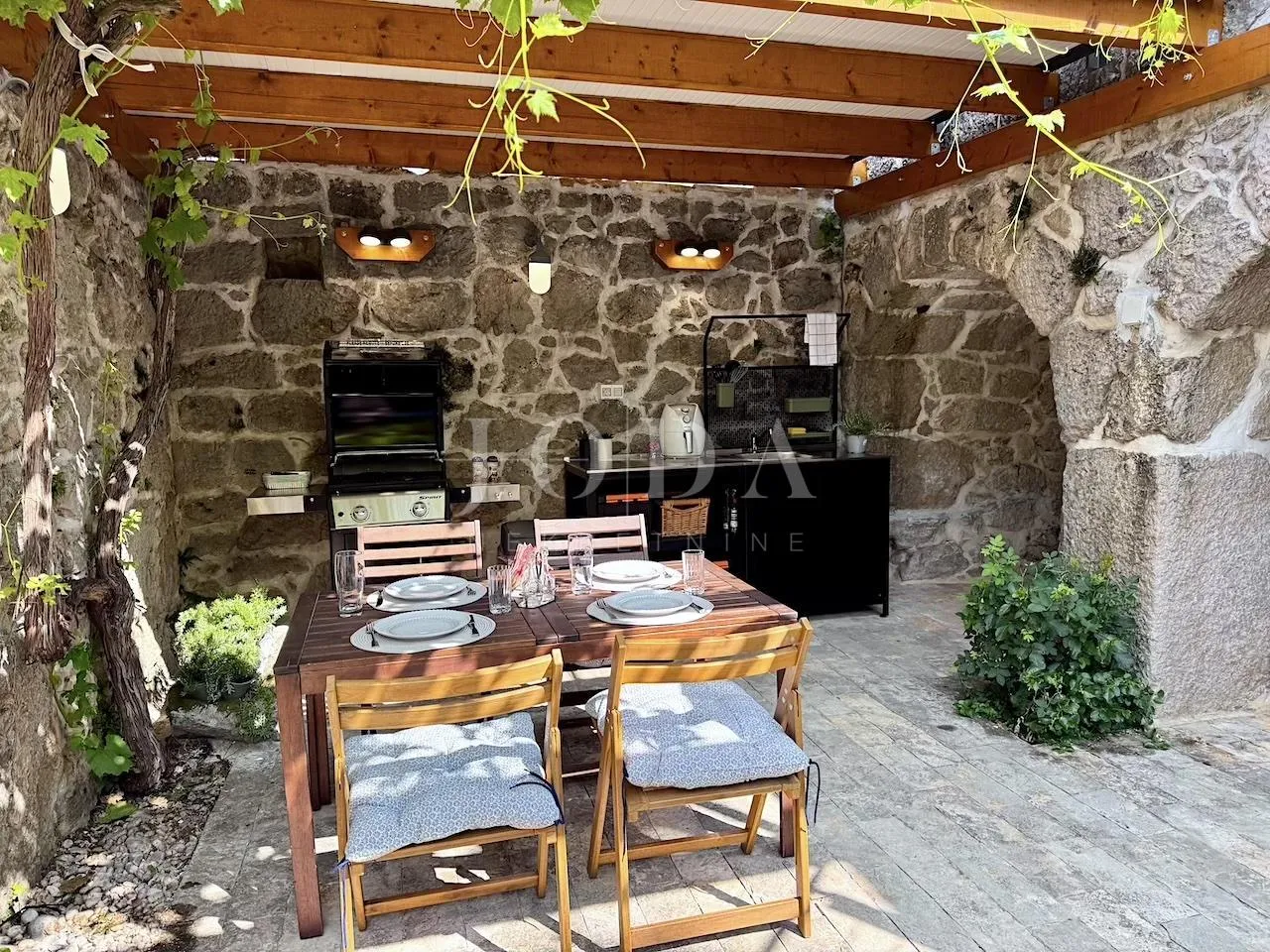 grižane imanje sa dvije kamene kuće i zemljištem - slika 8