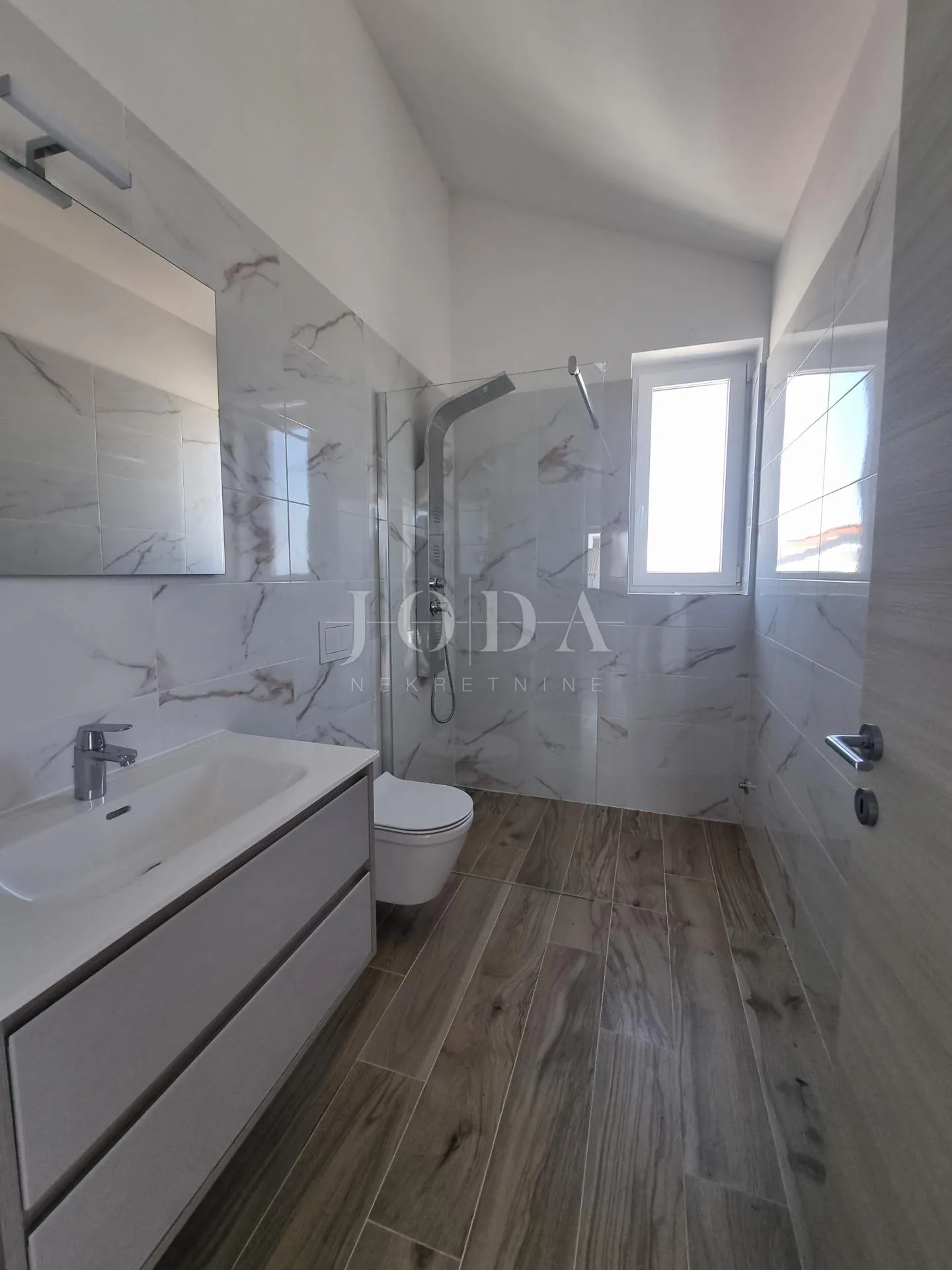 moderna novogradnja u središtu otoka krka - slika 16