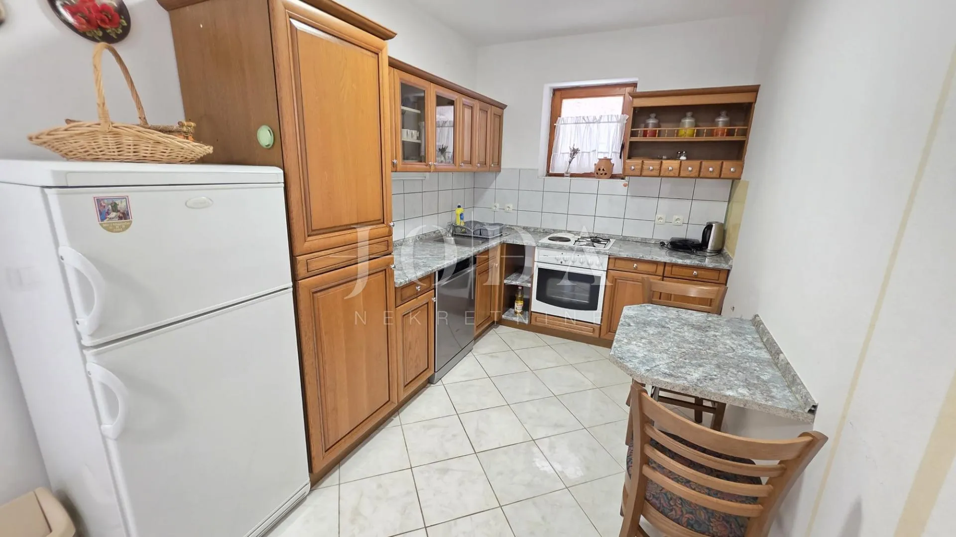 jablanac kuća u centru mjesta - slika 12