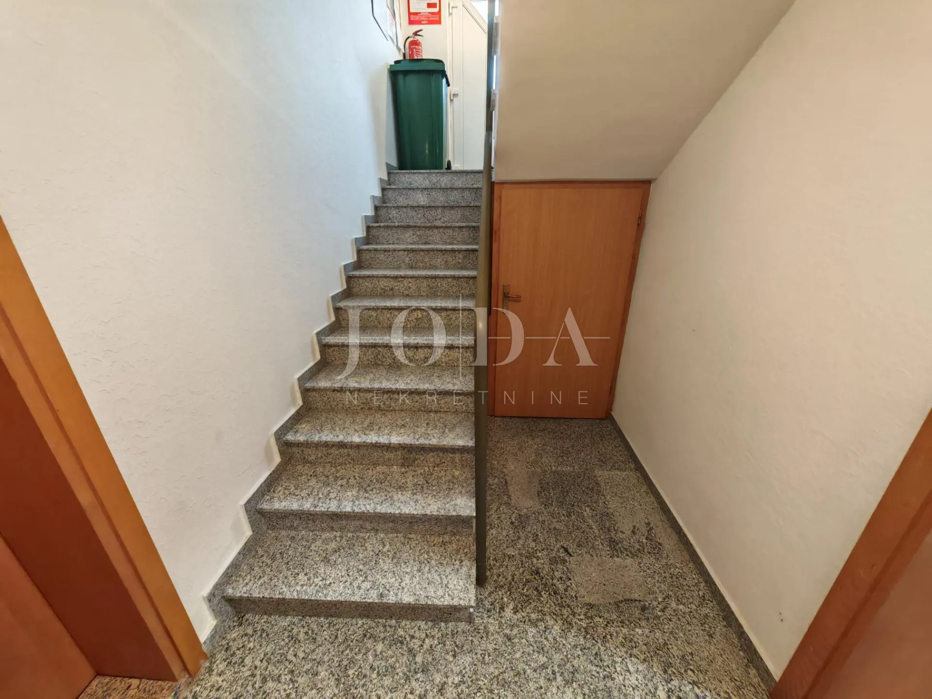 uredan stan 250m od mora - slika 13