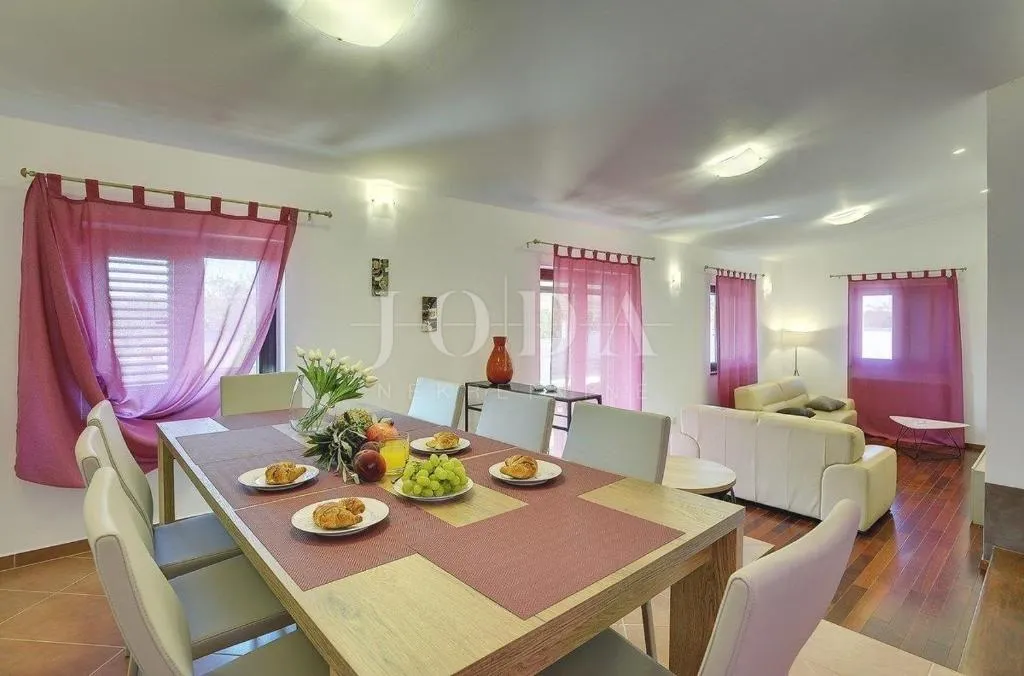pula, villa sa bazenom i jacuzzijem - slika 36