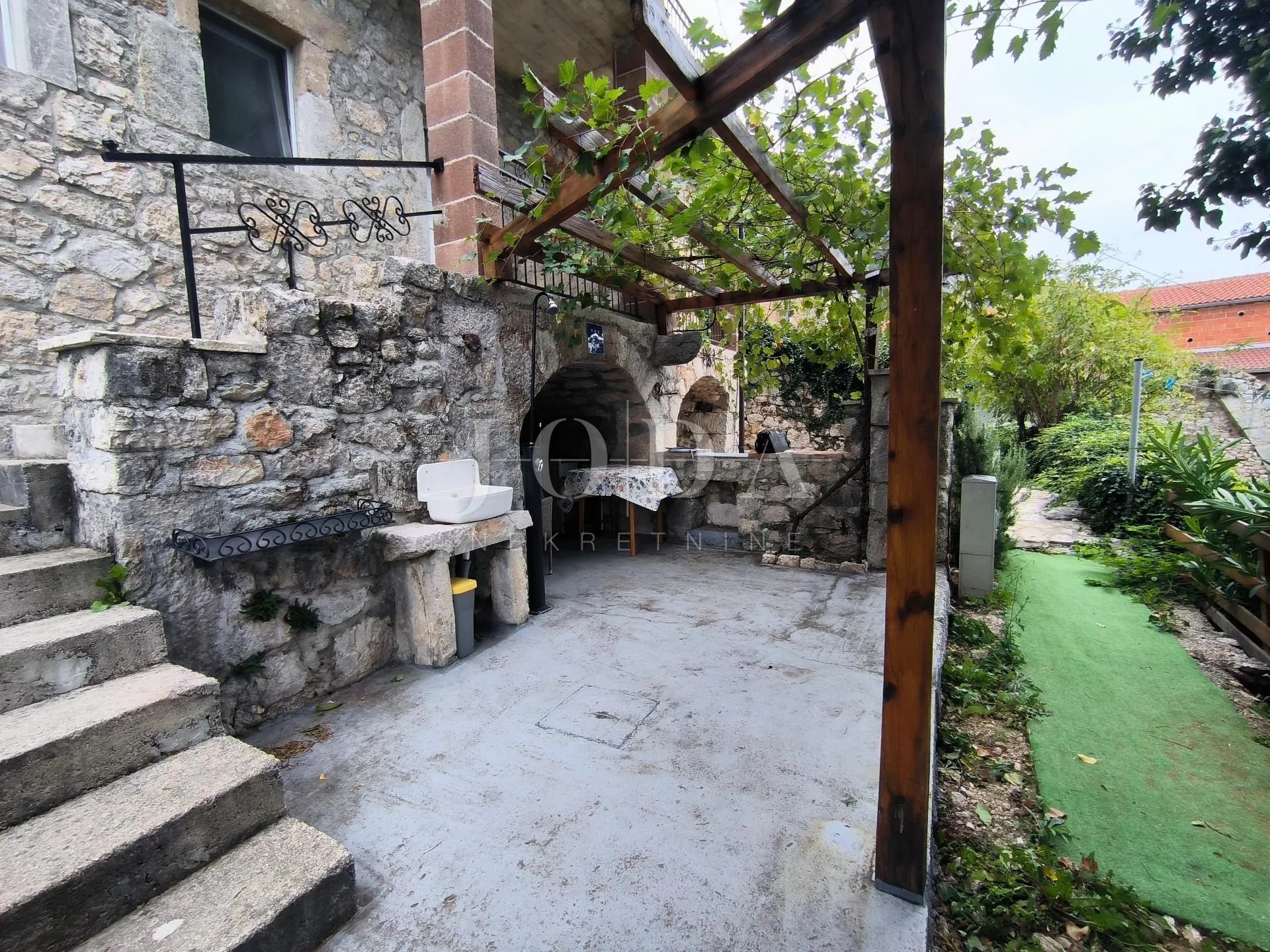 kuća sa dva adaptirana apartmana - slika 2