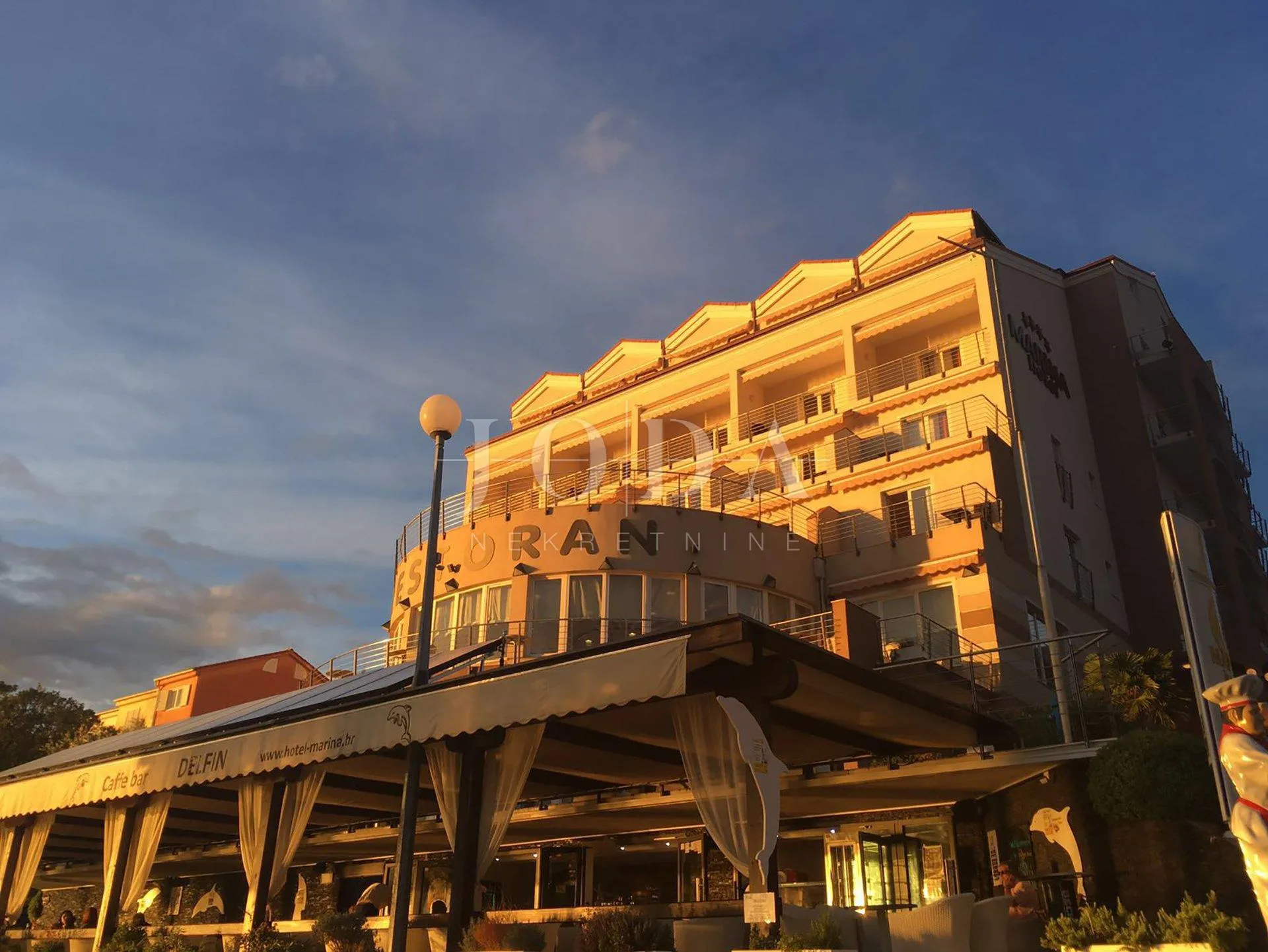 hotel na prodaju prvi red do mora - slika 15